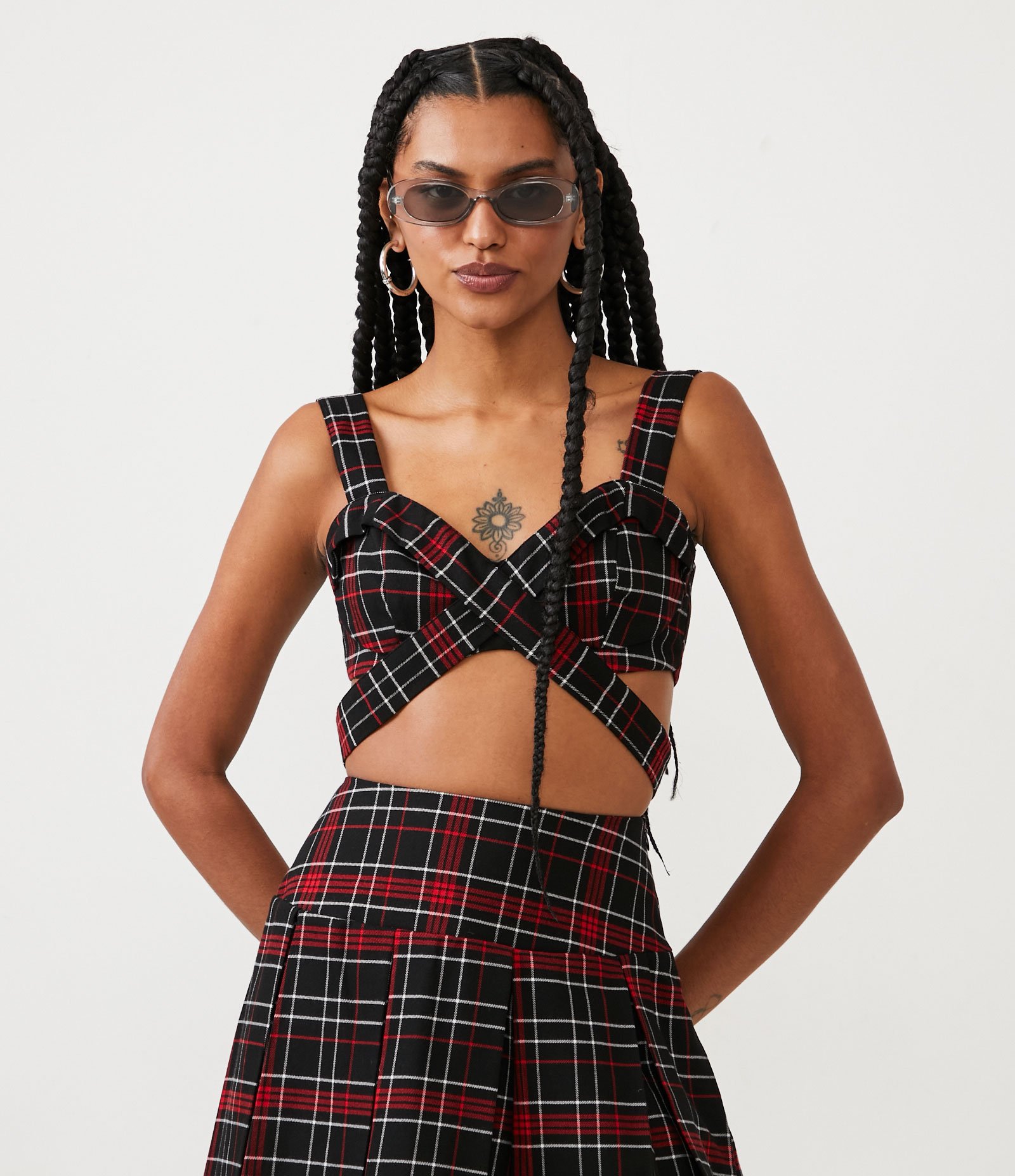 Blusa Cropped com Estampa Xadrez e Faixa Cruzada Preto/ Vermelho 1