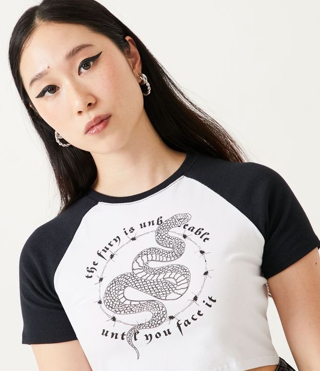 Blusa Cropped en Cotton con Manga Corta Raglán y Estampado de Serpiente Blanco 4
