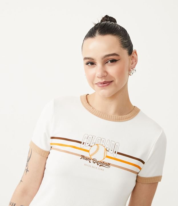 Blusa Cropped en Algodón con Manga Corta y Estampado Baseball Beige 4