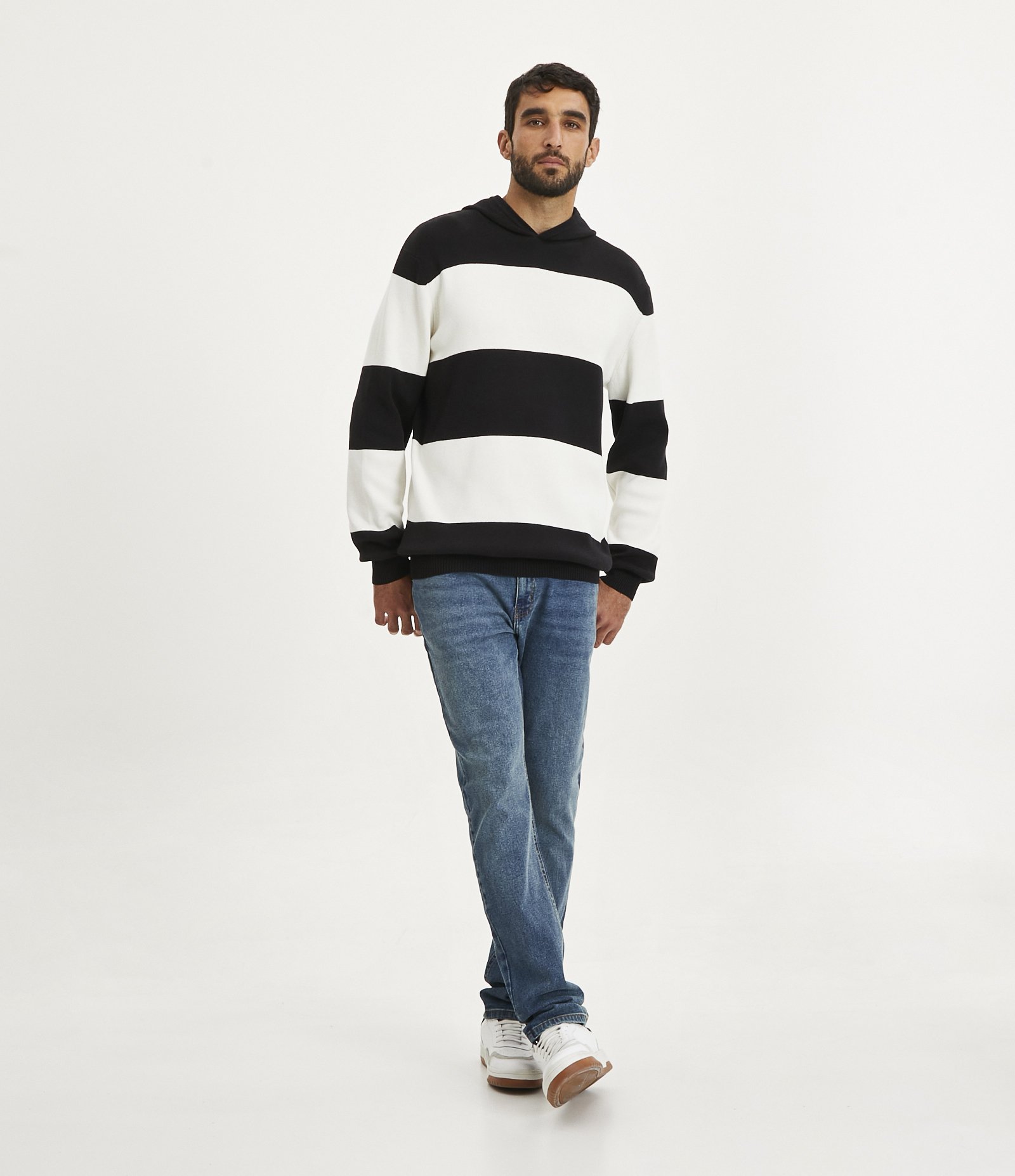 Blusão Comfort Fechado em Algodão Listrado com Capuz Preto/ Branco 2