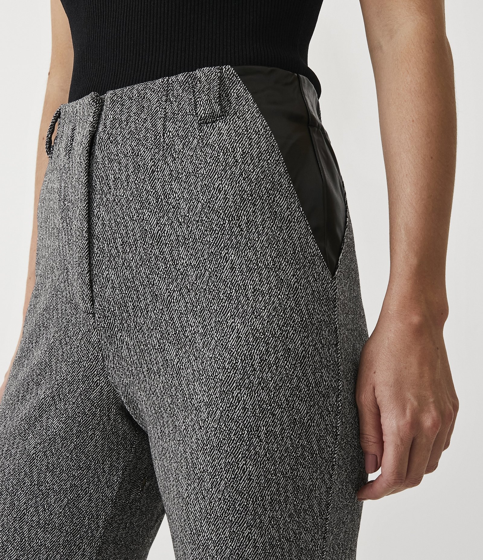 Calça Legging em Jacquard com Recorte em Material Sintético Preto Mescla 3