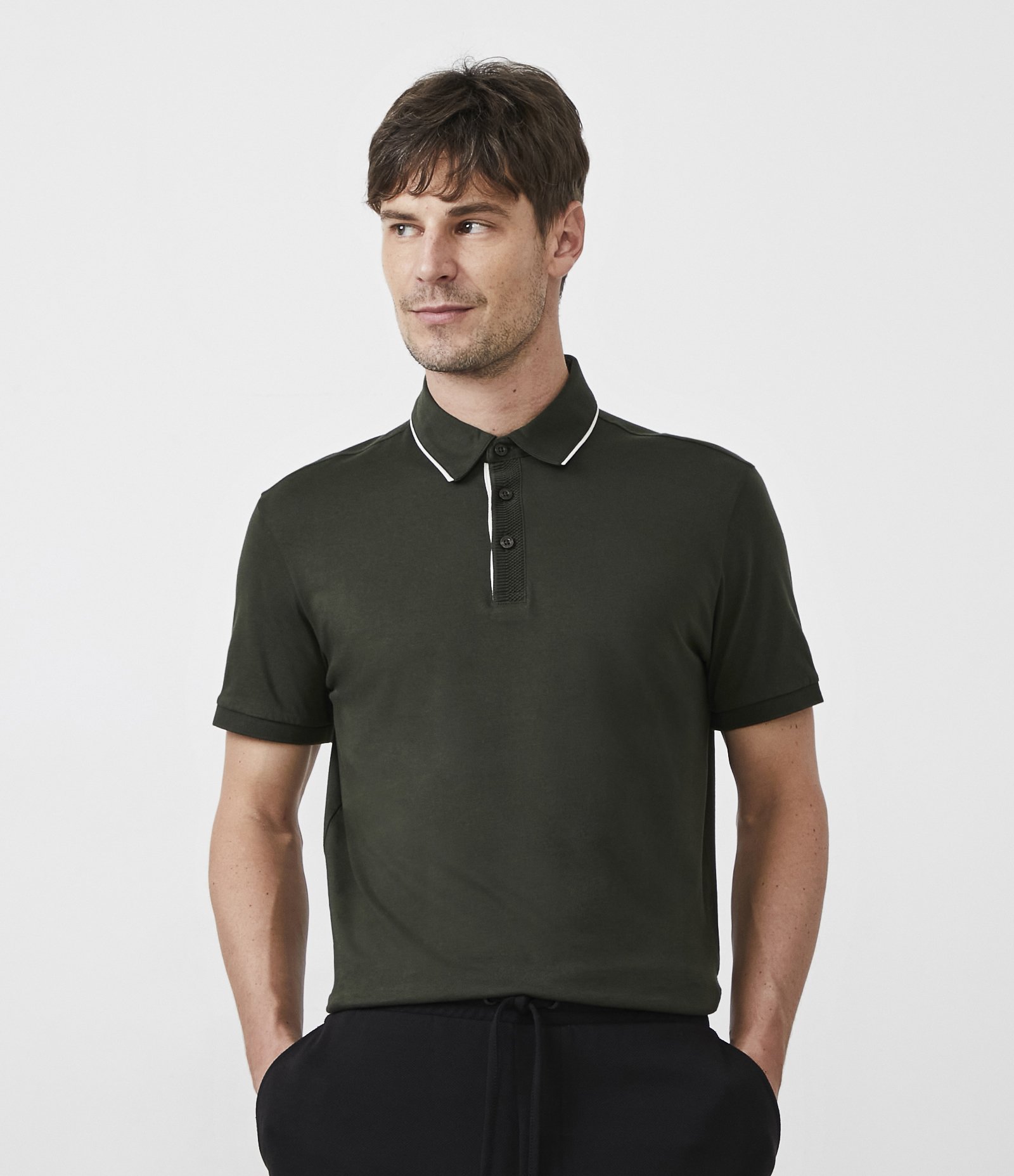 Camisa Polo Regular em Algodão Peruano com Detalhe Contrastante na Gola Verde 1