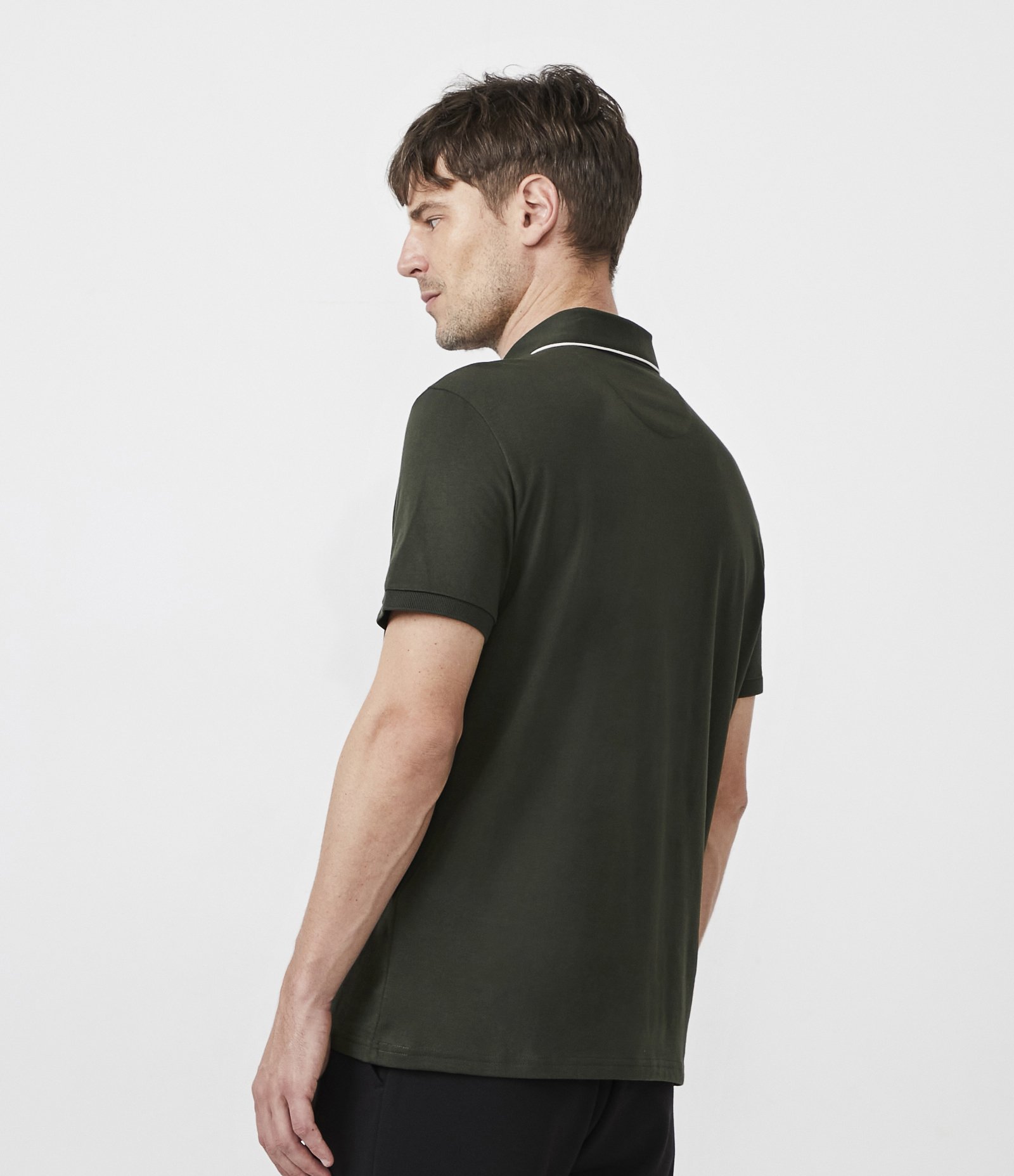 Camisa Polo Regular em Algodão Peruano com Detalhe Contrastante na Gola Verde 3