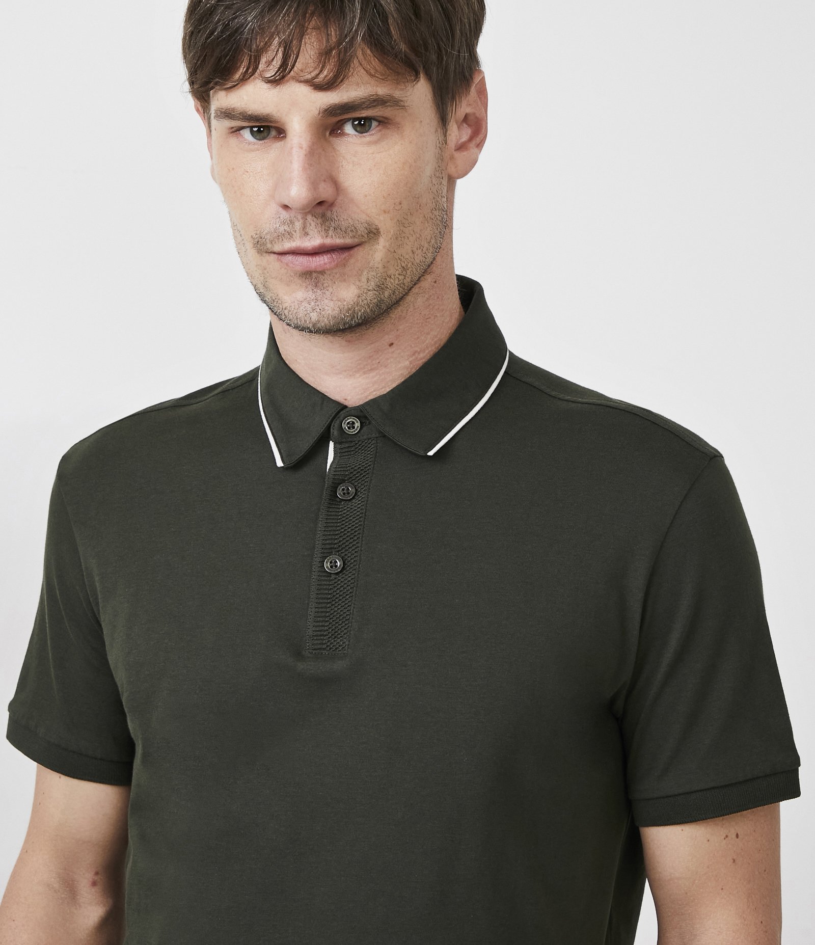 Camisa Polo Regular em Algodão Peruano com Detalhe Contrastante na Gola Verde 4