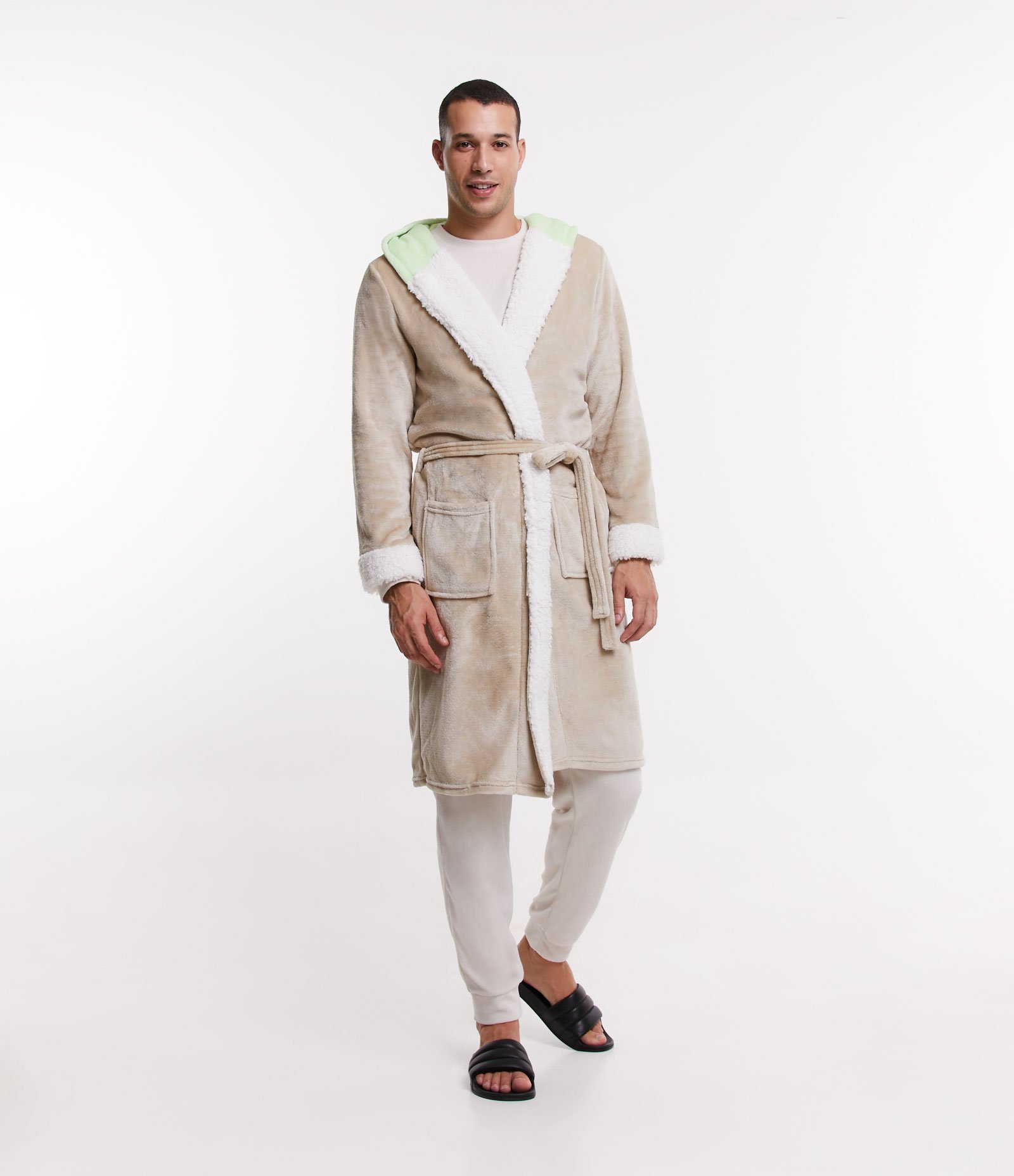 Roupão com Capuz Estampa Baby Yoda e Bolsos Marrom Claro 1