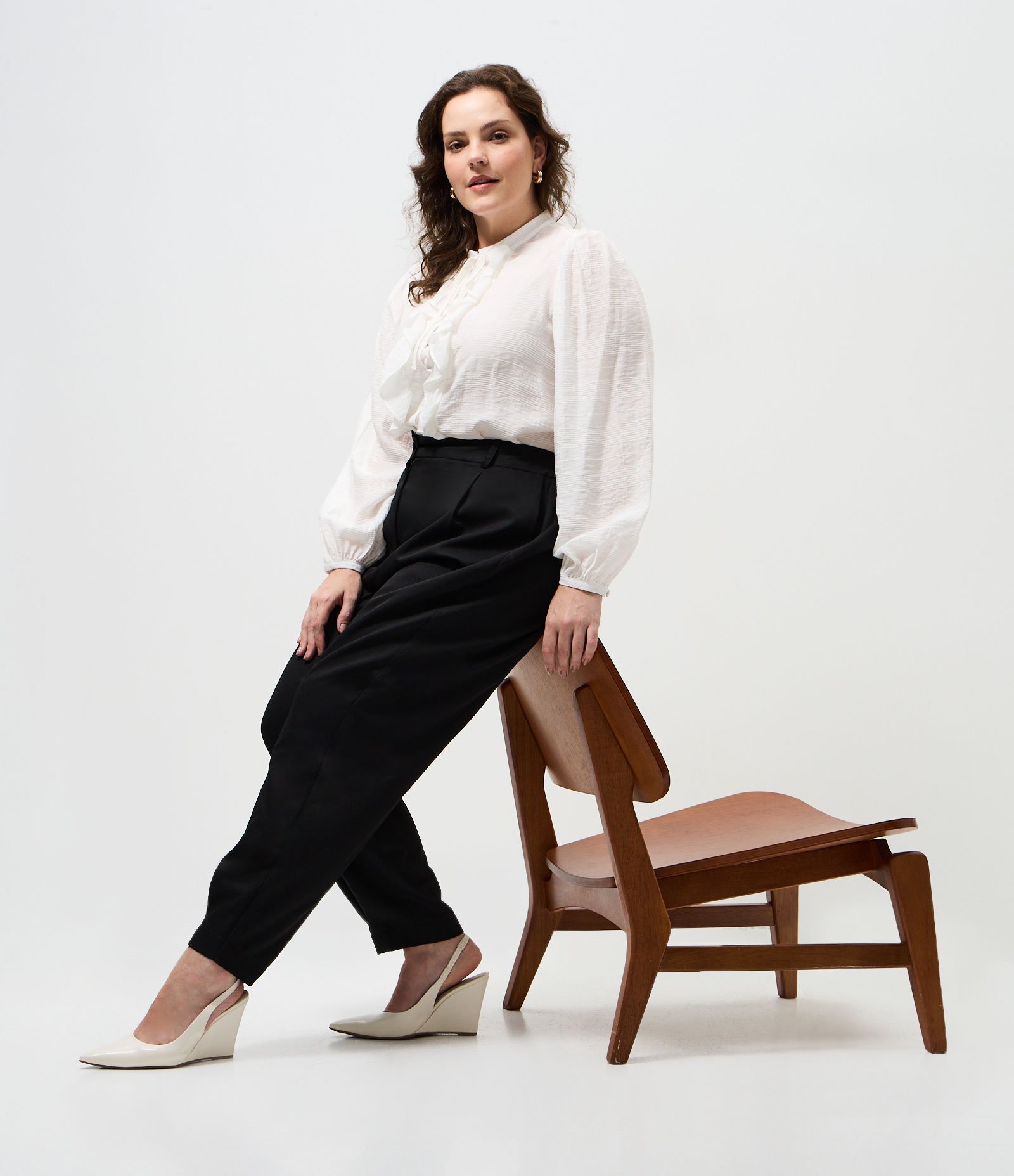 Calça Cenoura Alfaiatada com Cintura Alta Curve & Plus Size Preto 1
