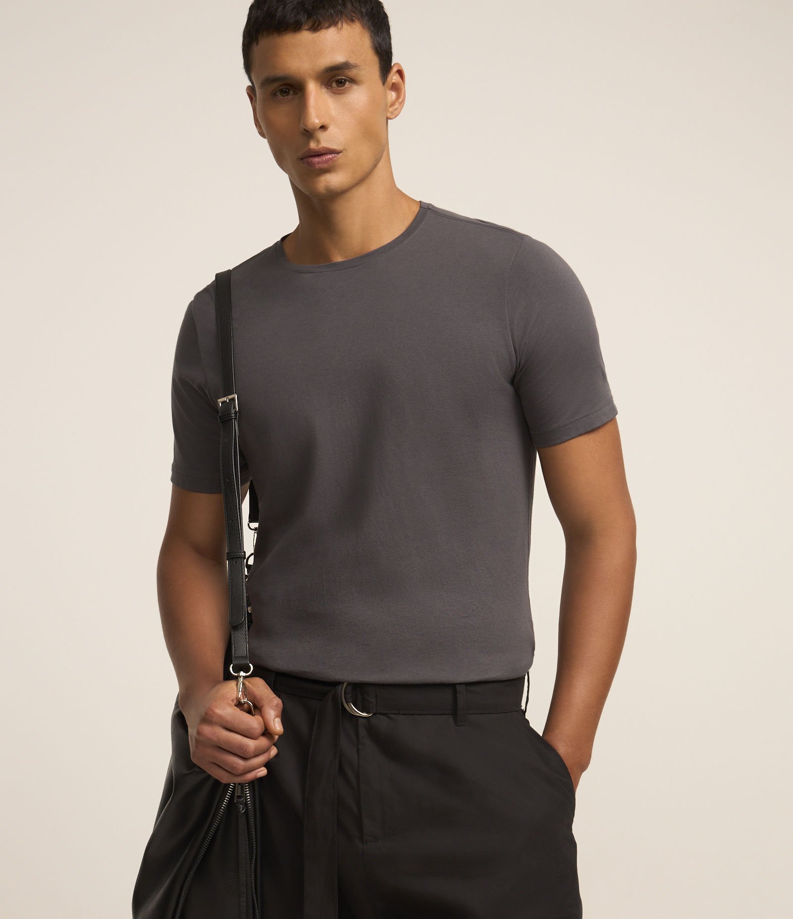 Camiseta Slim Básica em Algodão Peruano com Gola Redonda Cinza Chumbo 1