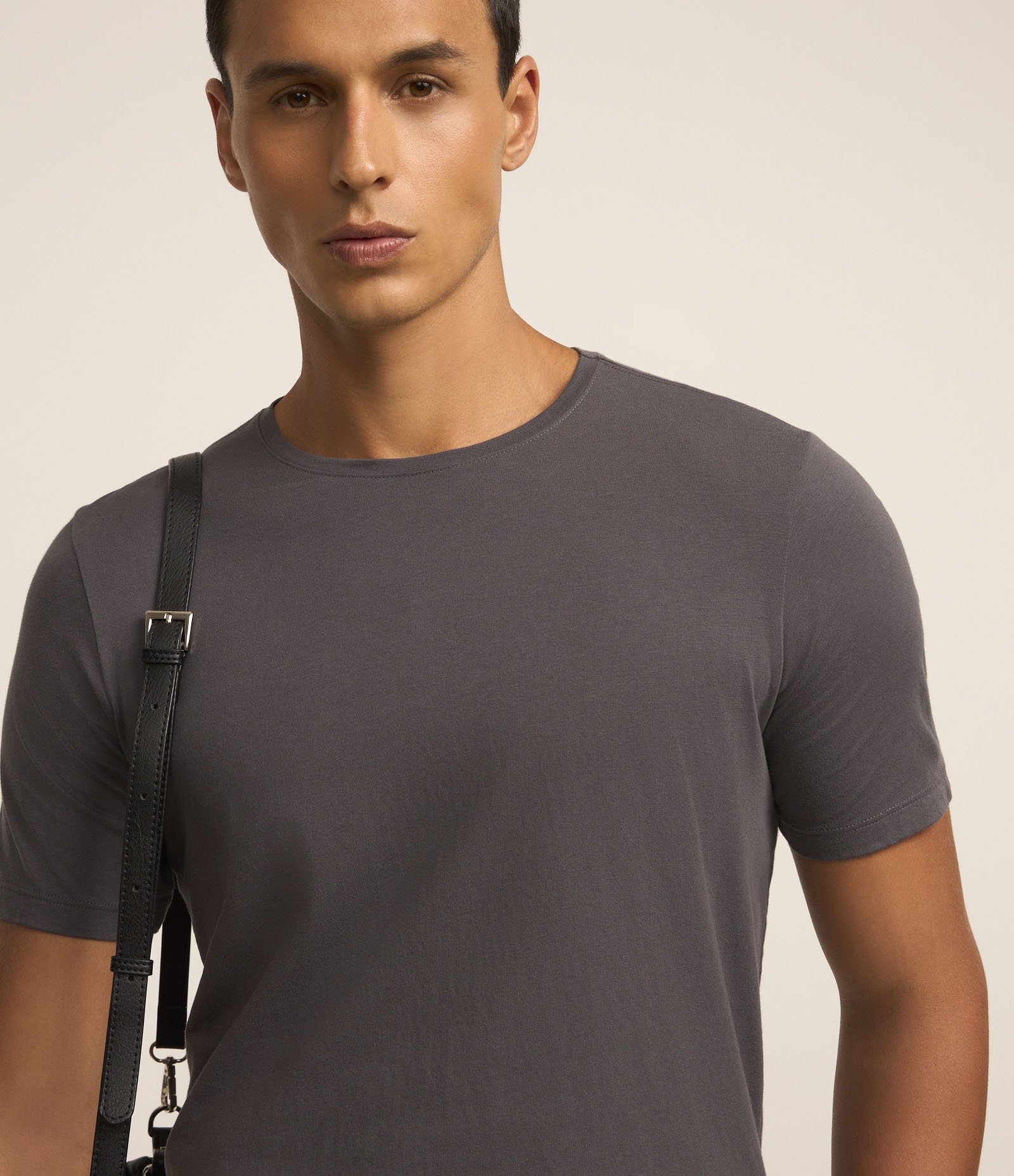 Camiseta Slim Básica em Algodão Peruano com Gola Redonda Cinza Chumbo 3