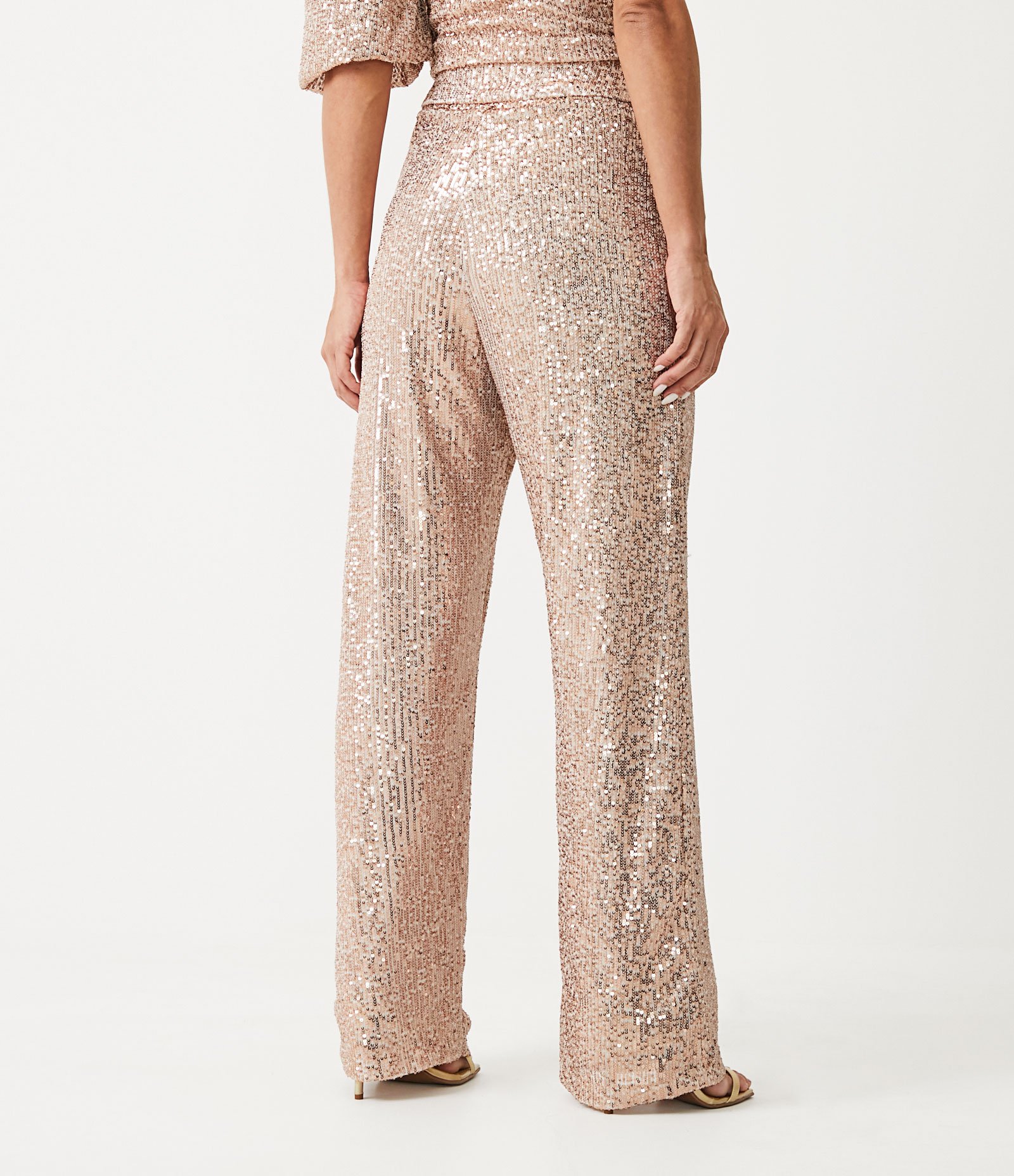 Calça Cenoura em Malha com Paetês Dourado 3