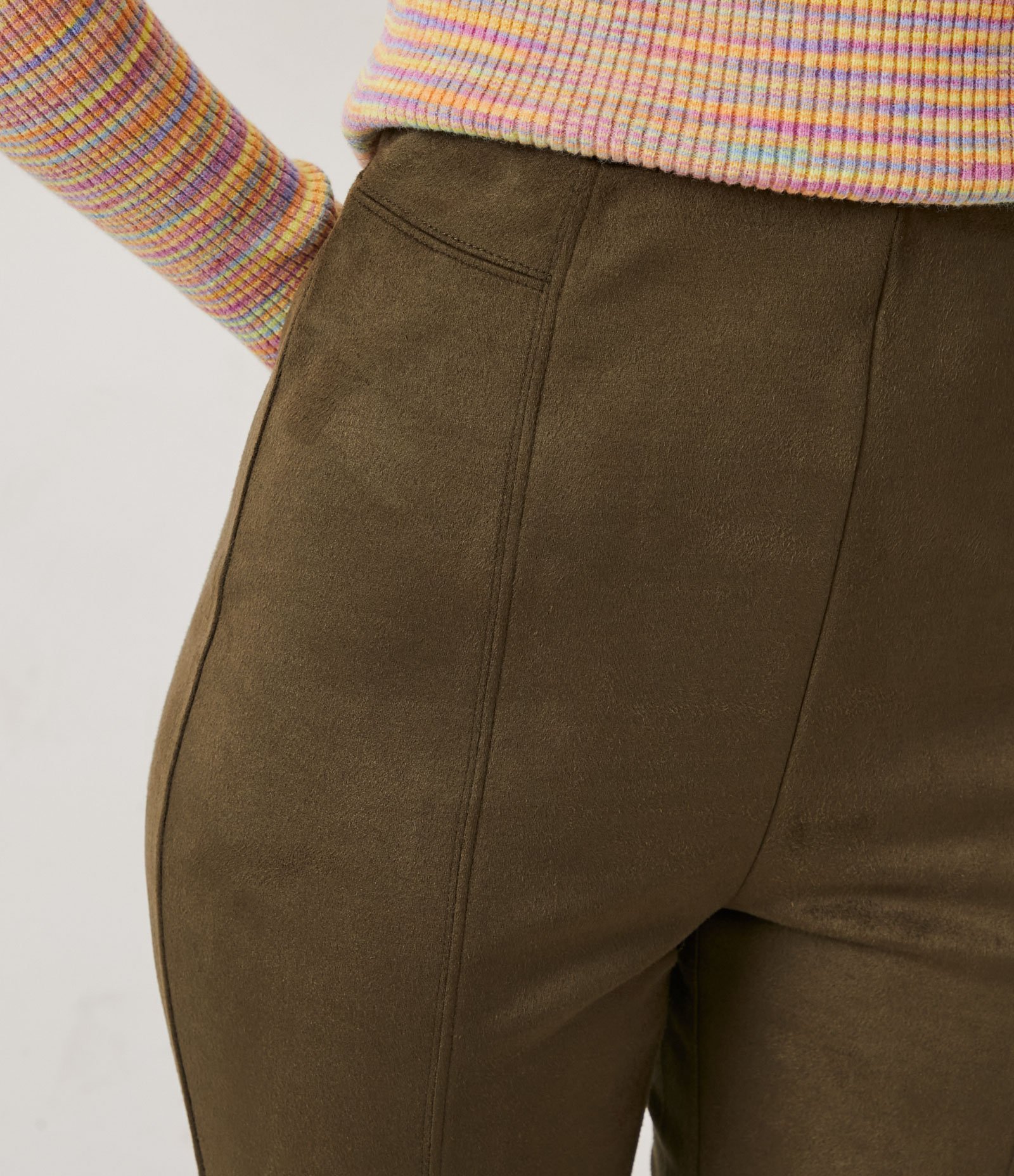 Calça Legging em Material Sintético com Recortes Verticais Verde Oliva 4