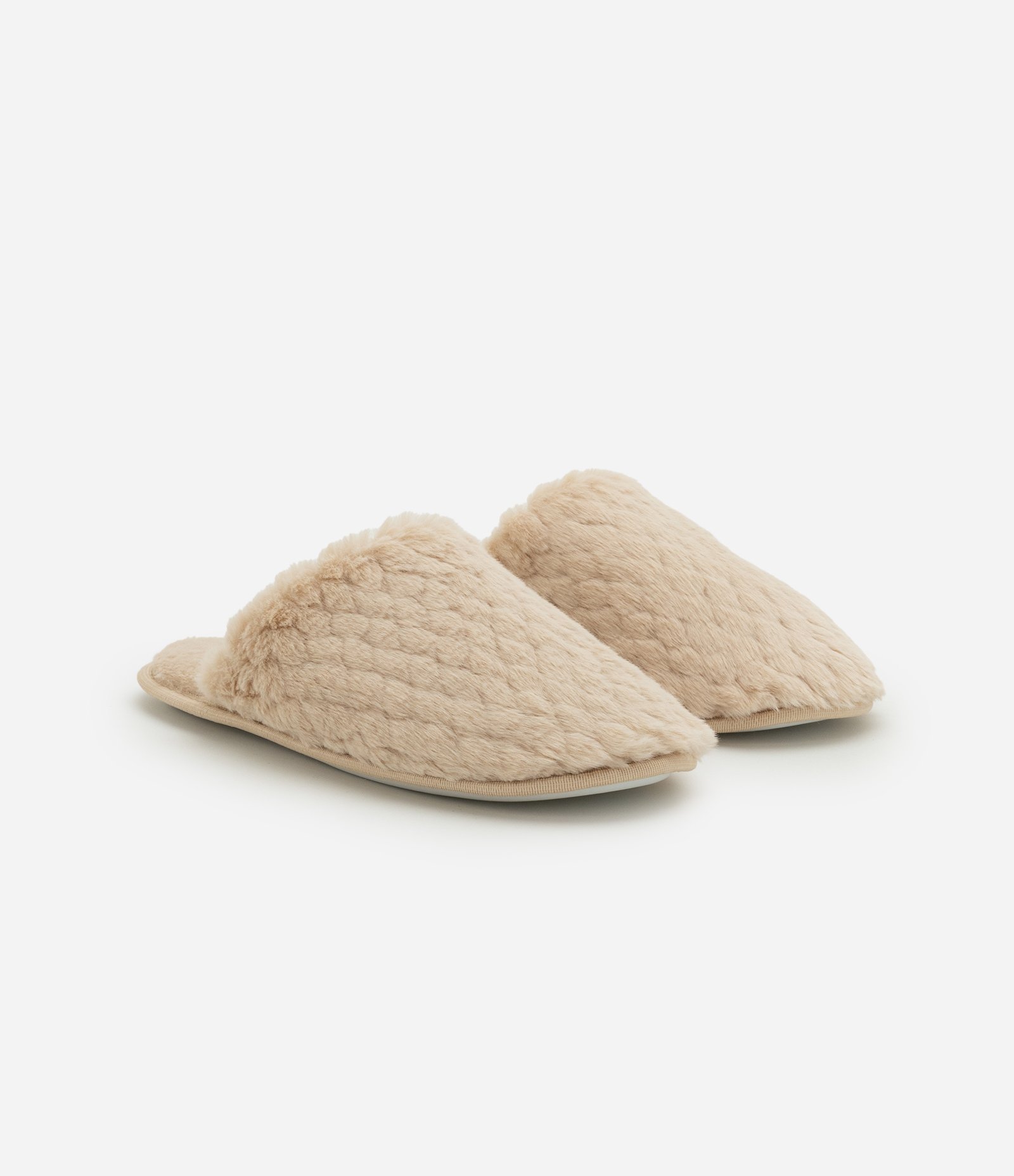 Pantufa Fechada com Pelinhos em Escamas Bege 1