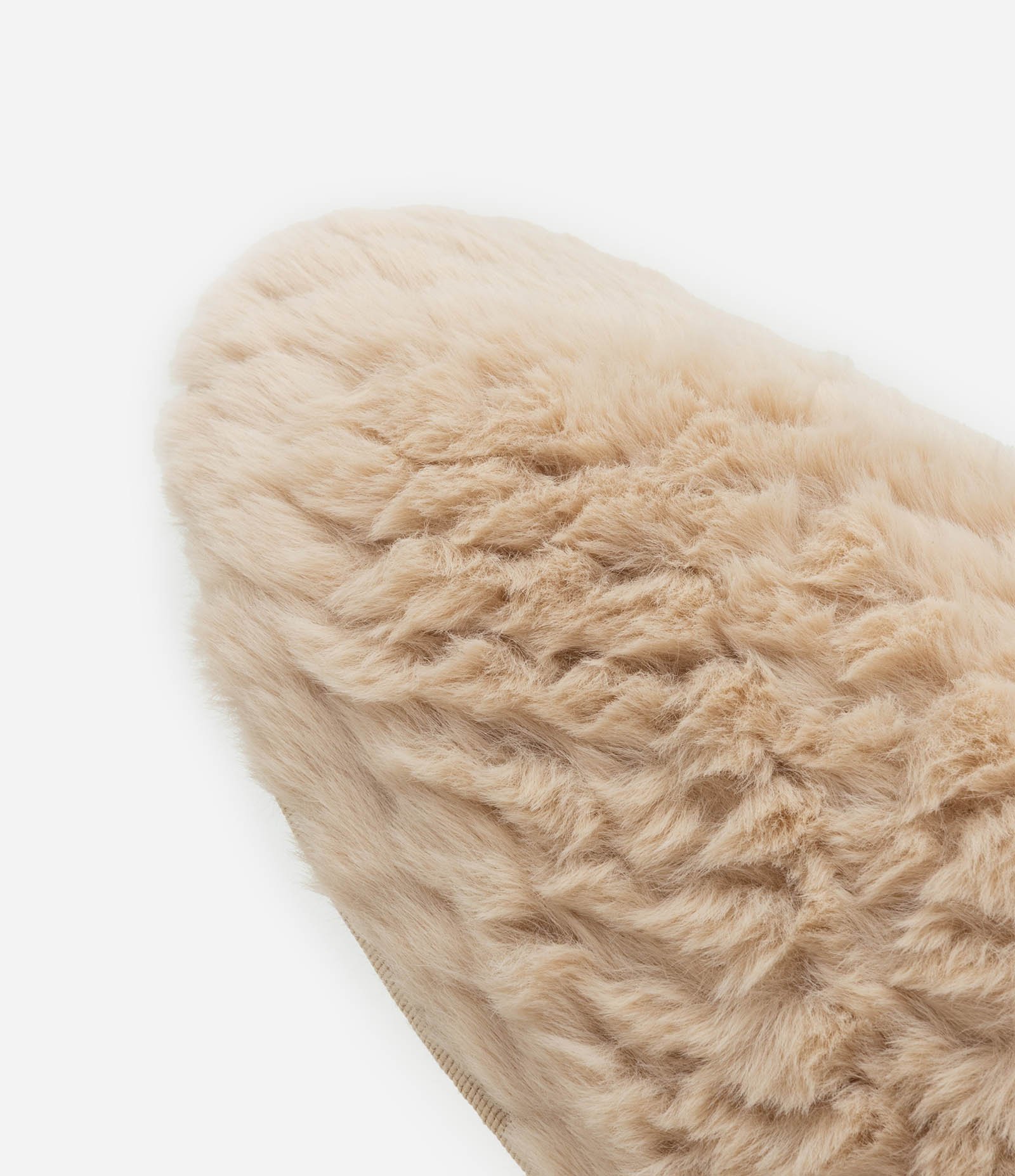 Pantufa Fechada com Pelinhos em Escamas Bege 4