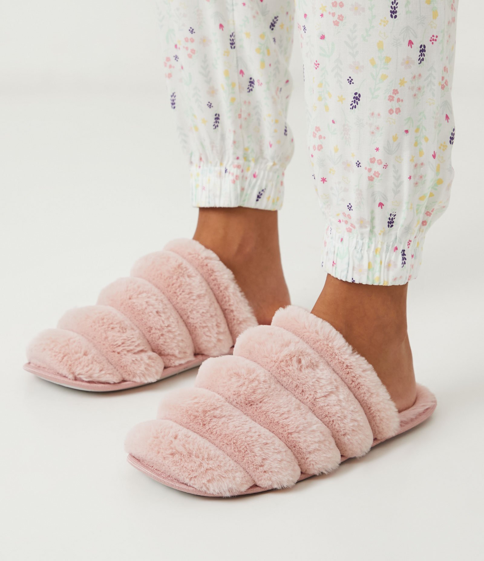 Pantufa Fechada com Gomos e Textura Peluciada 4