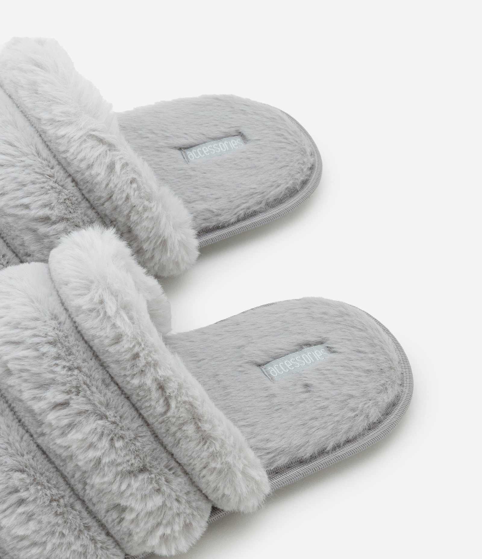 Pantufa Fechada com Gomos e Textura Peluciada Cinza 4