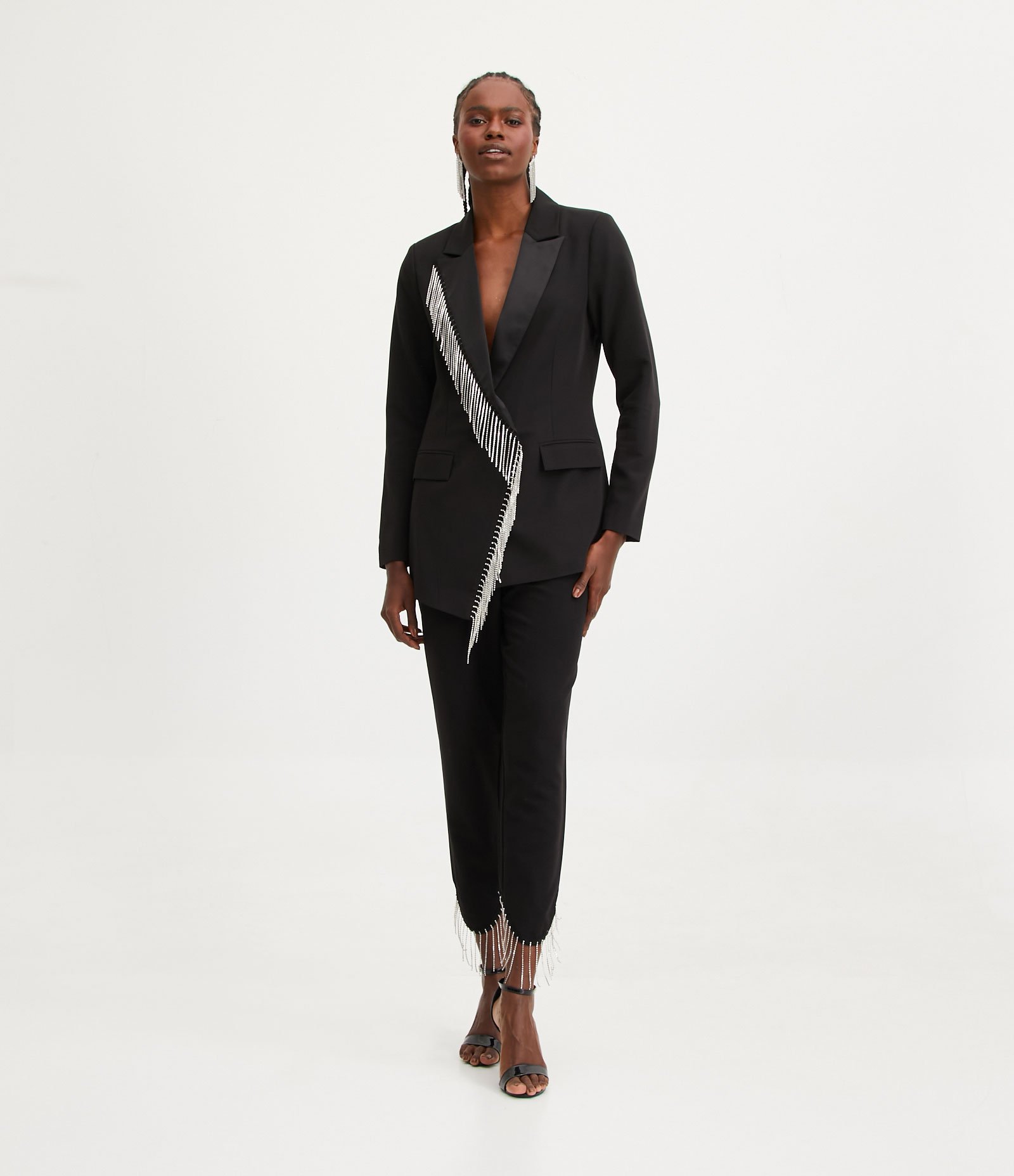 Calça Cenoura Alfaiataria em Crepe com Franjas de Strass Preto 1
