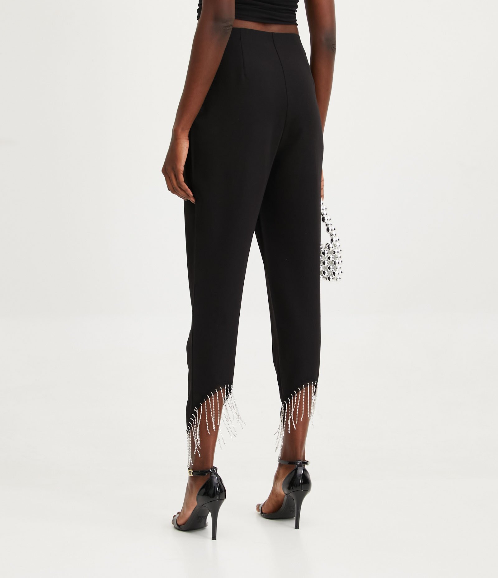 Calça Cenoura Alfaiataria em Crepe com Franjas de Strass Preto 3
