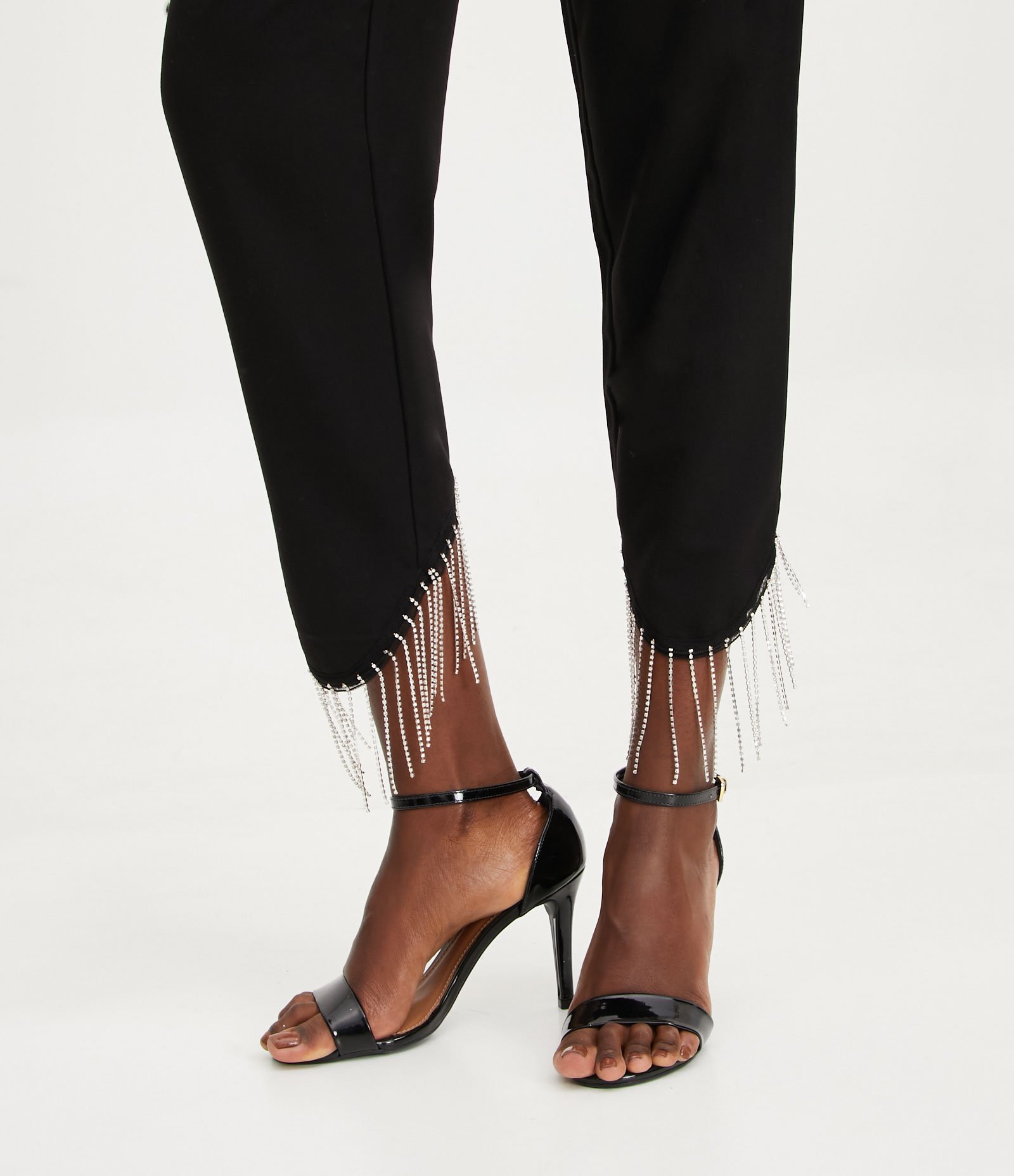 Calça Cenoura Alfaiataria em Crepe com Franjas de Strass Preto 4