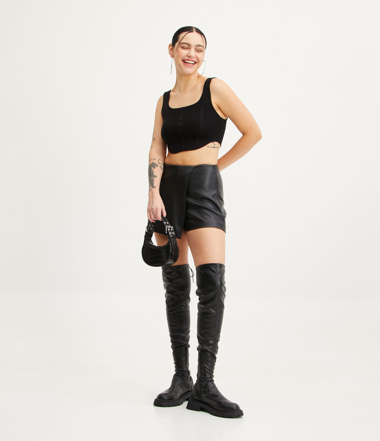 Short Saia em Material Sintético com Transpasse Assimétrico Preto 1