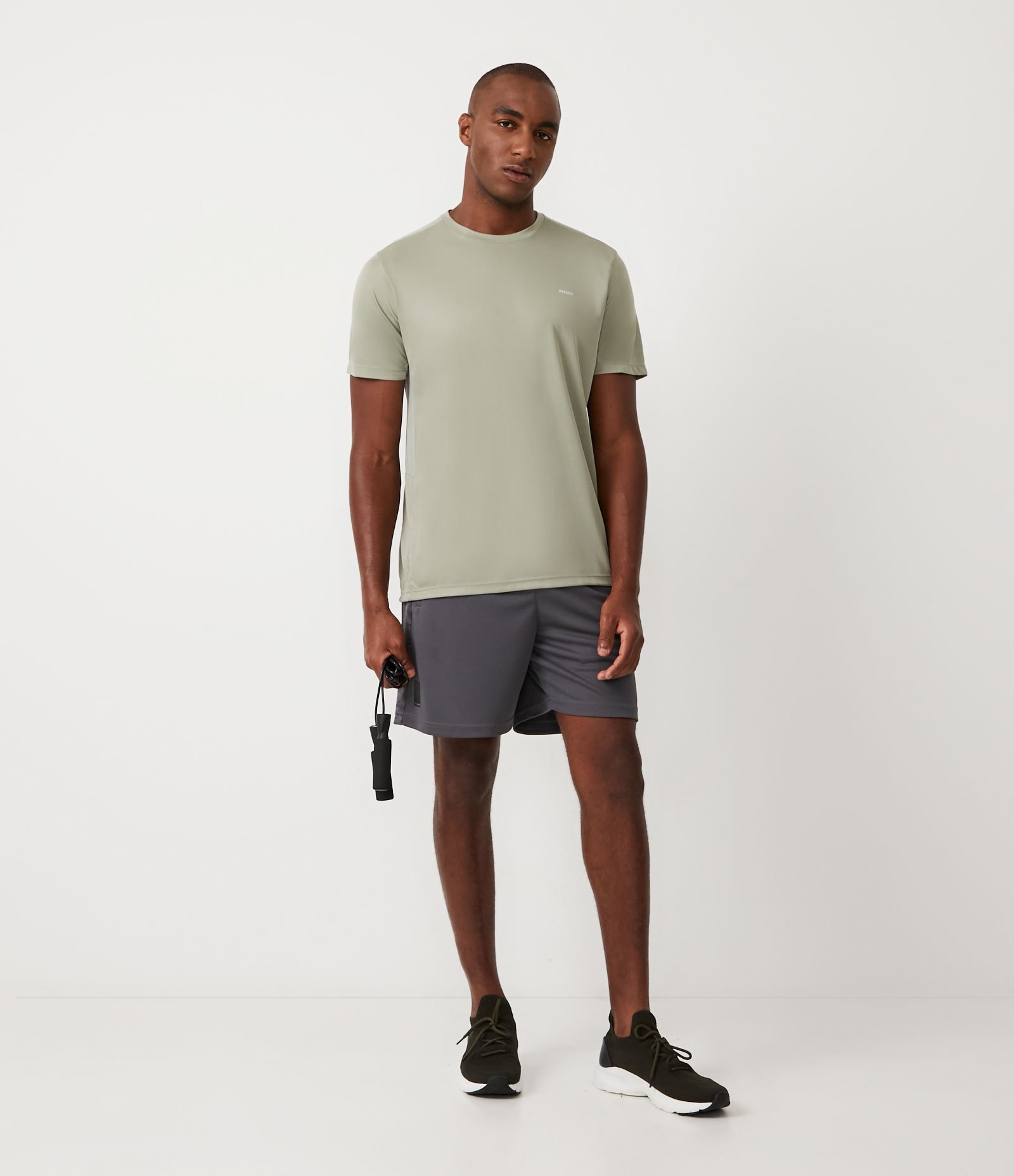 Camiseta Esportiva em Tecnologia Dry com Recortes e Detalhes Refletivos 2