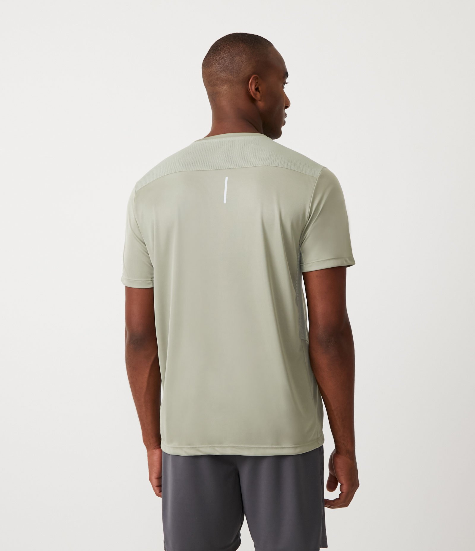 Camiseta Esportiva em Tecnologia Dry com Recortes e Detalhes Refletivos 3