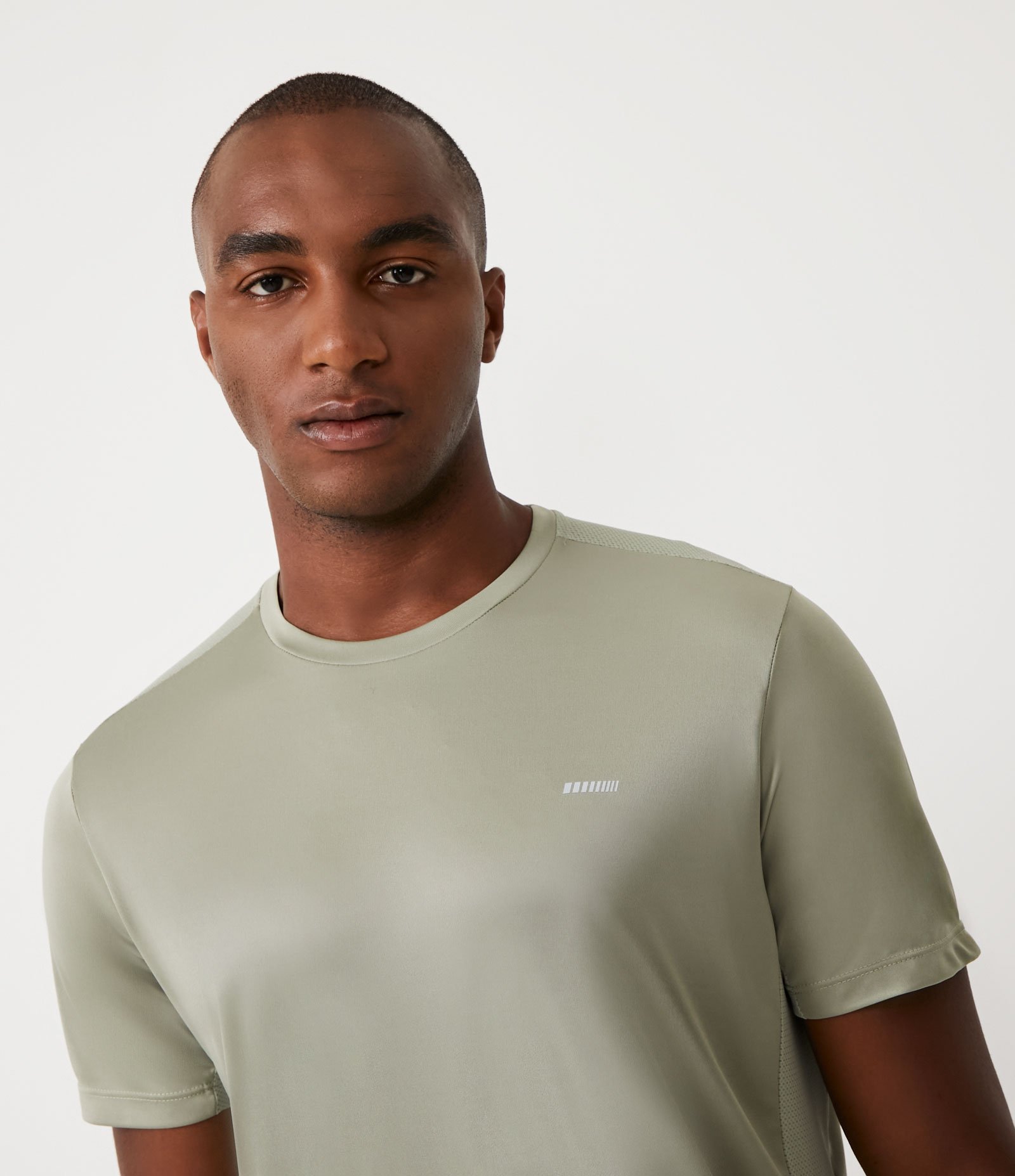 Camiseta Esportiva em Tecnologia Dry com Recortes e Detalhes Refletivos 4