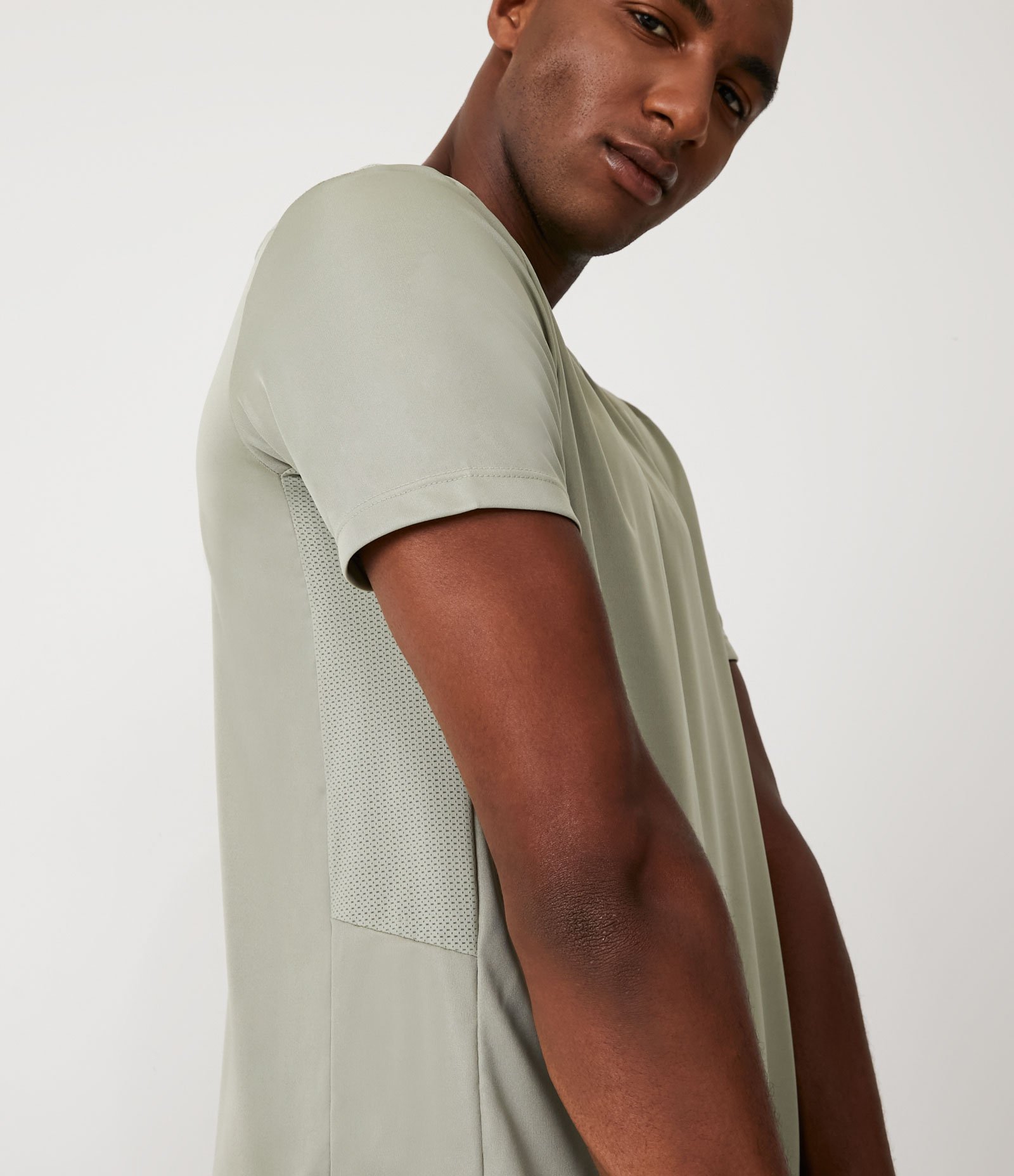 Camiseta Esportiva em Tecnologia Dry com Recortes e Detalhes Refletivos 5