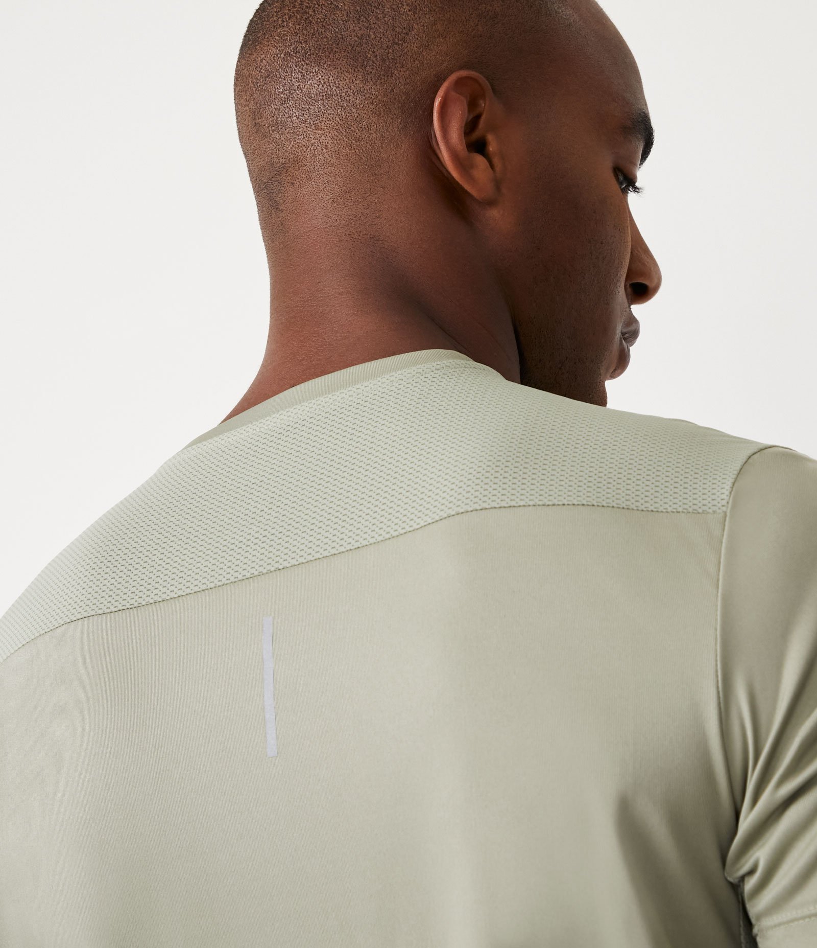 Camiseta Esportiva em Tecnologia Dry com Recortes e Detalhes Refletivos 6