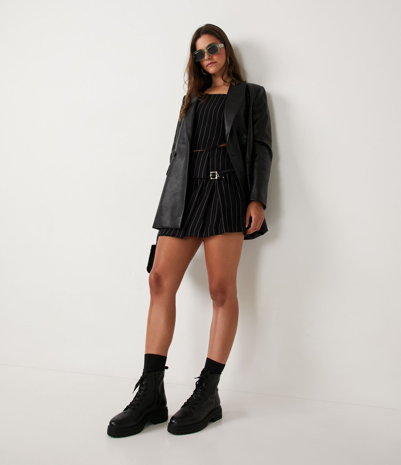 Saia Curta em Viscose com Fivela e RIscas de Giz Preto 2