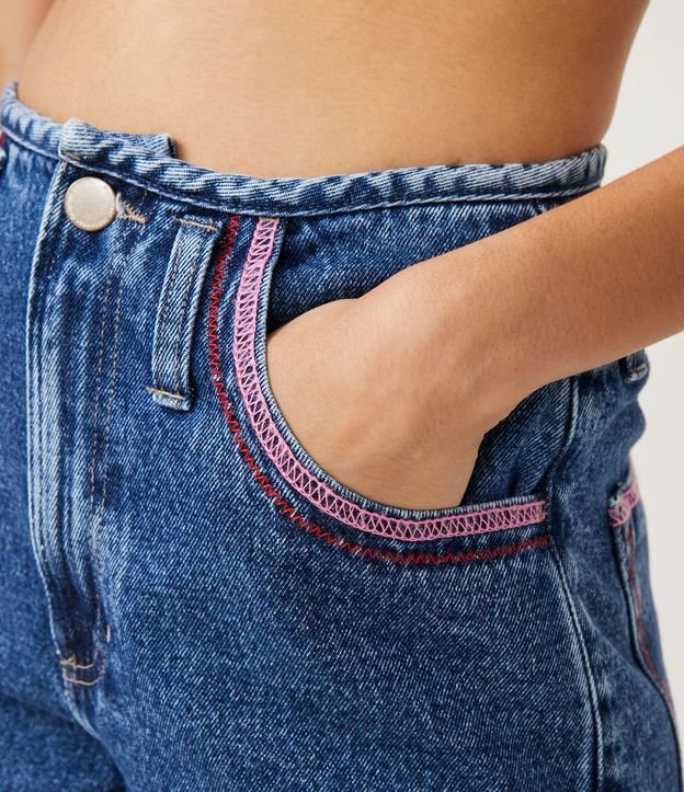 Short Mom en Jeans con Overlock en los Bolsillos y Barra Doblada Azul 4