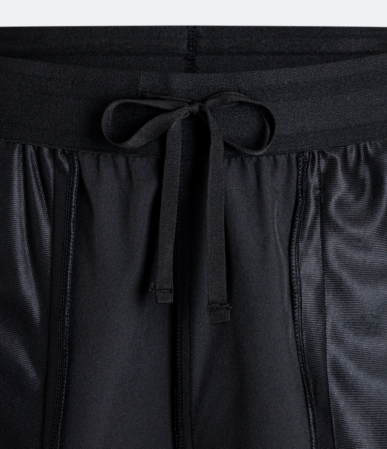Bermuda Regular Esportiva com Cós Elástico e Bolsos Preto 3