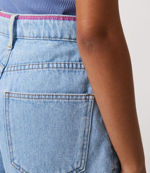 Short Mom Jeans con Bolsillo y Costura Contrastante Azul 5