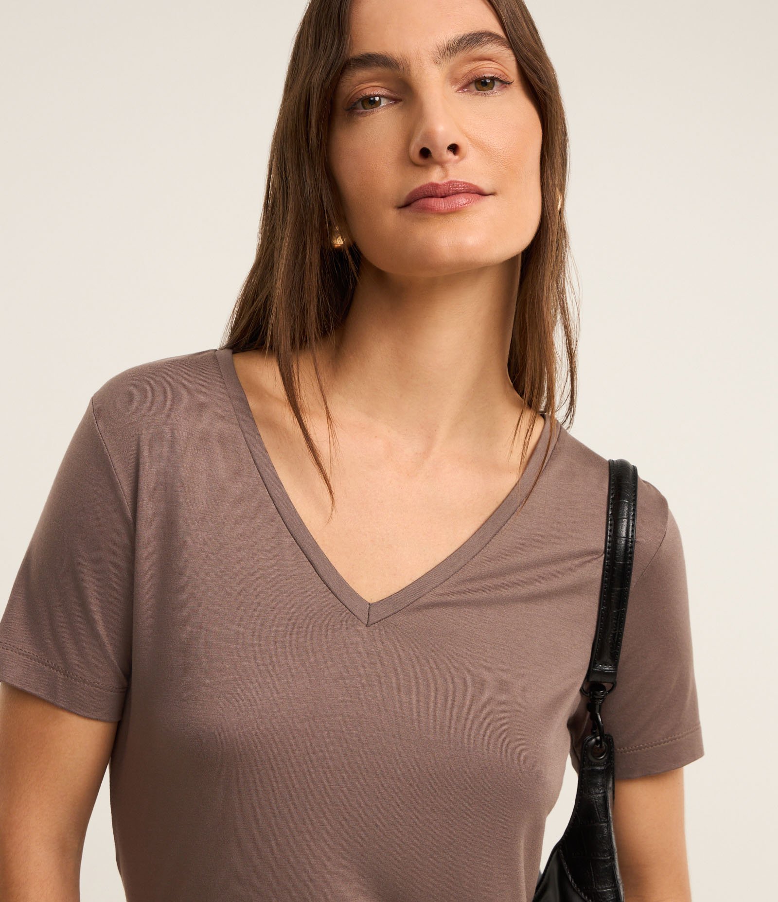 Blusa Básica em Viscose com Decote V Cinza 3
