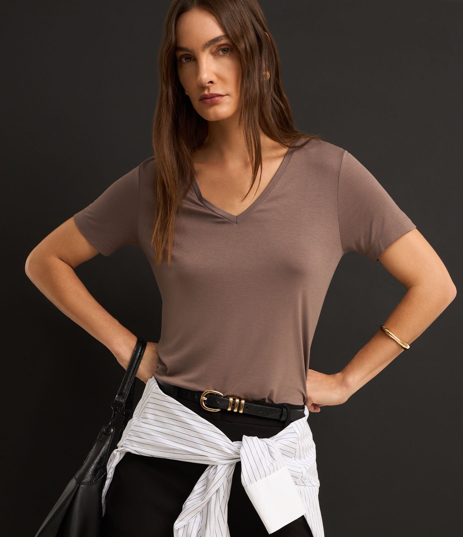 Blusa Básica em Viscose com Decote V Cinza 6