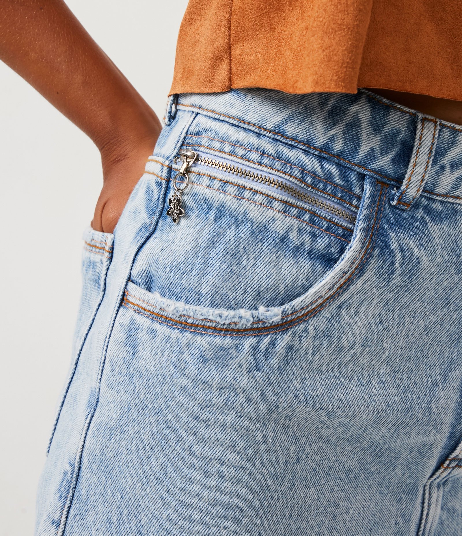 Saia Curta em Jeans com Bolso Relógio com Zíper e Blocos de Cor Azul 4