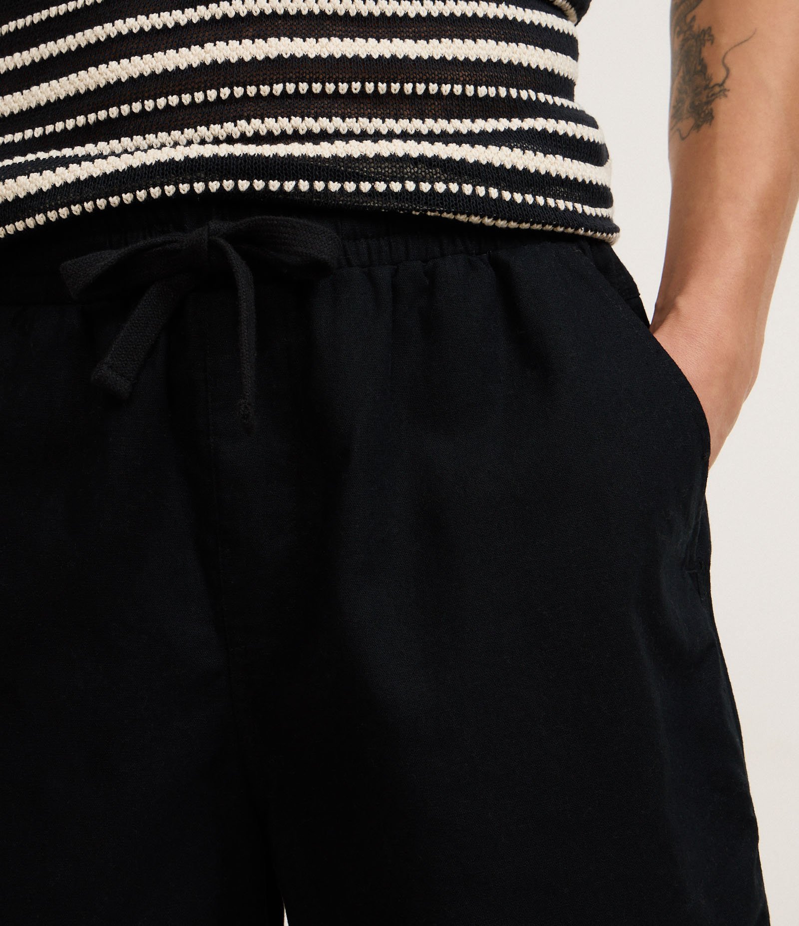 Bermuda em Algodão com Linho e Cós Elástico Preto 3