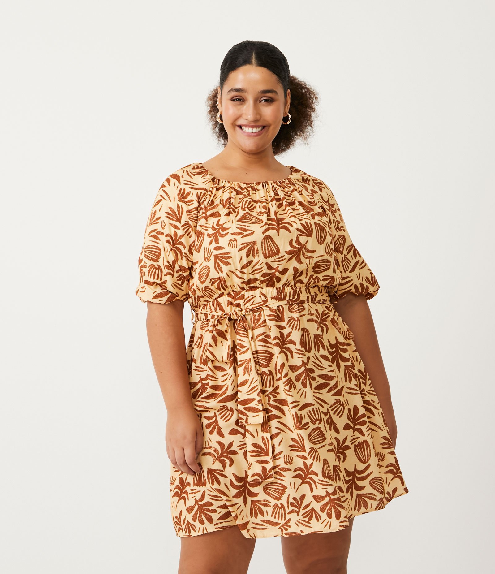Vestido Curto em Viscose com Estampa Folhagens Curve & Plus Size Marrom 1