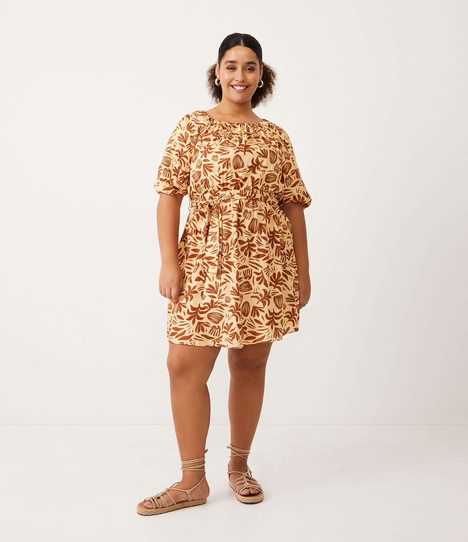 Vestido Curto em Viscose com Estampa Folhagens Curve & Plus Size Marrom 2