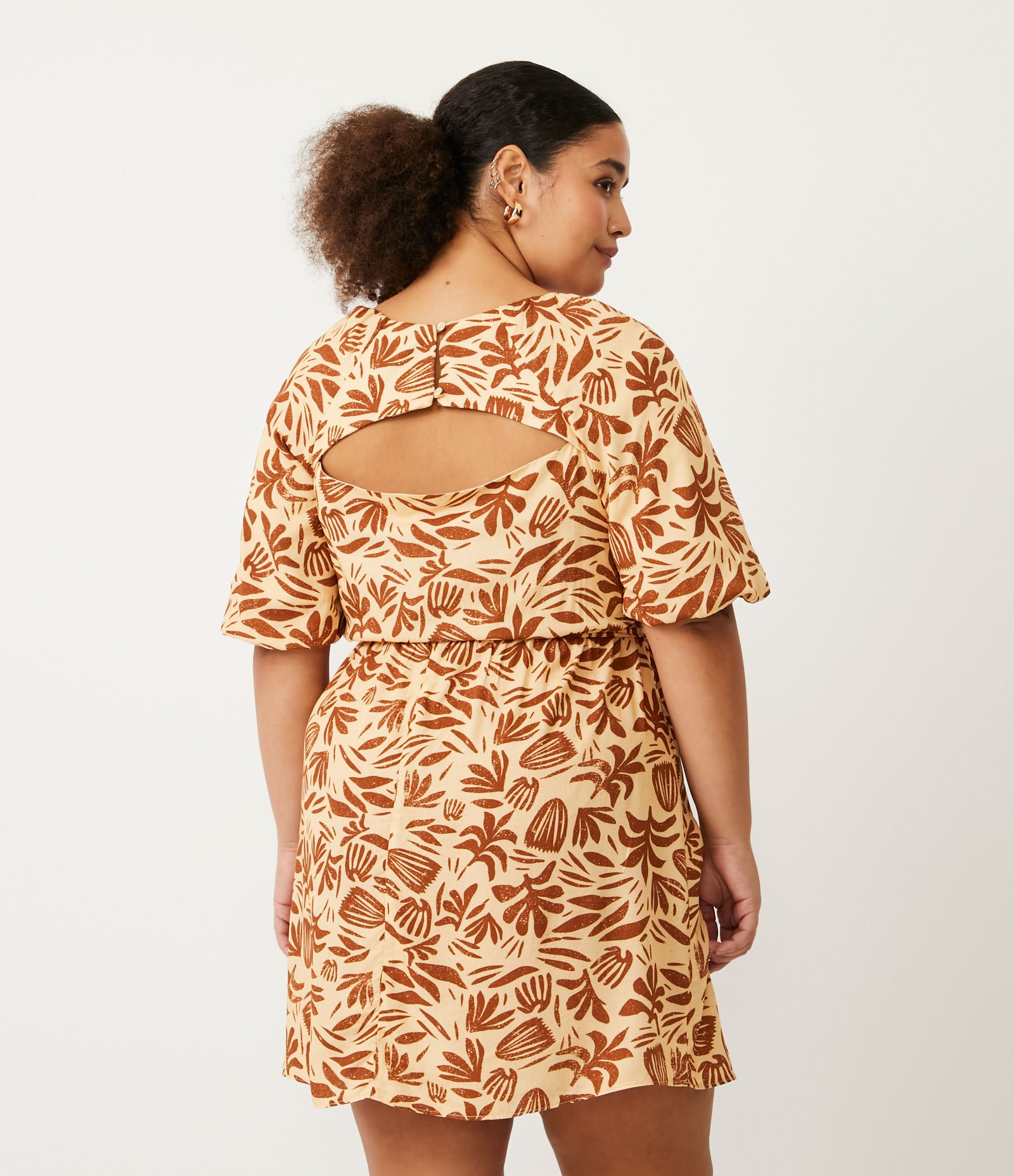 Vestido Curto em Viscose com Estampa Folhagens Curve & Plus Size Marrom 3