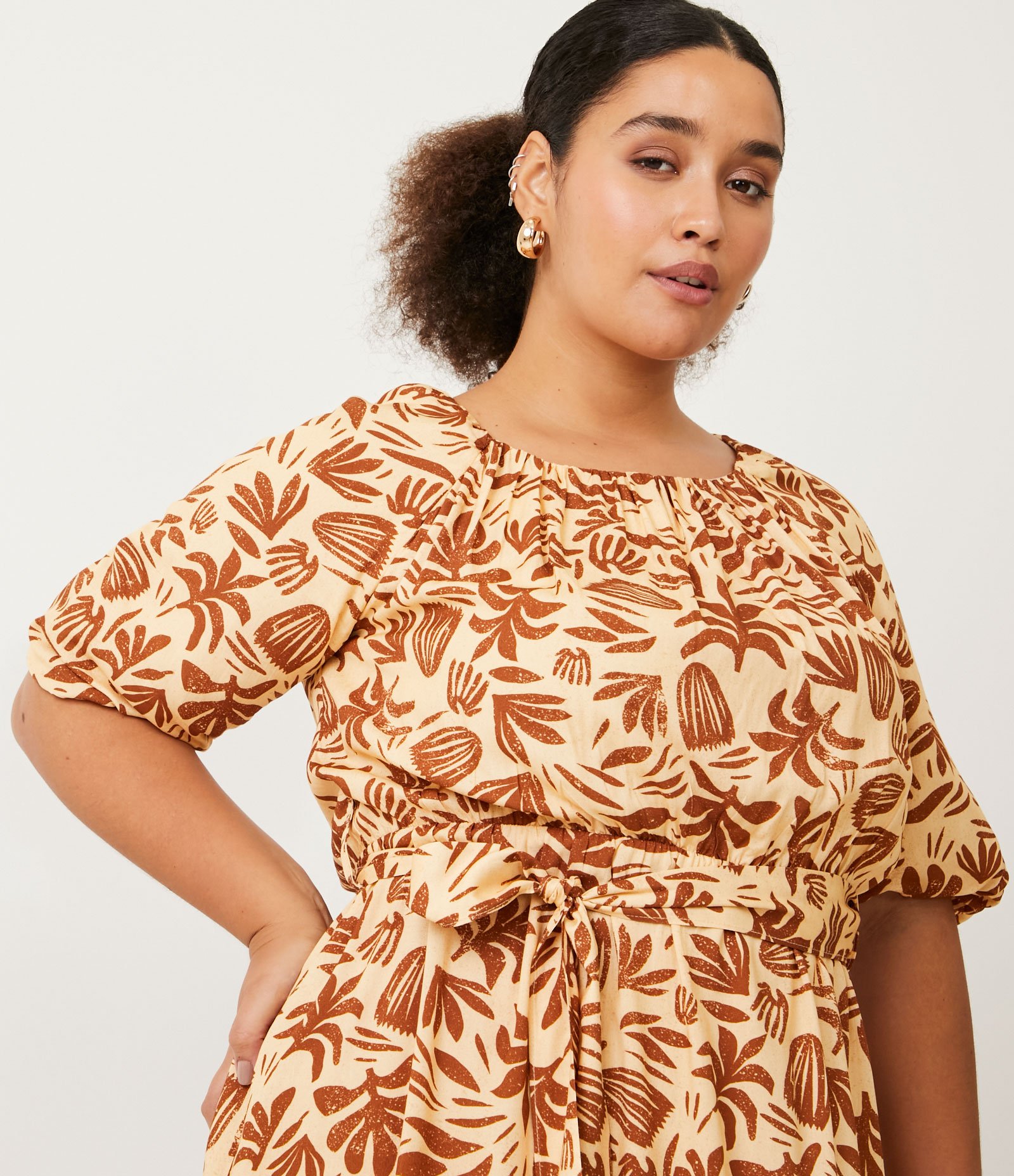 Vestido Curto em Viscose com Estampa Folhagens Curve & Plus Size Marrom 4