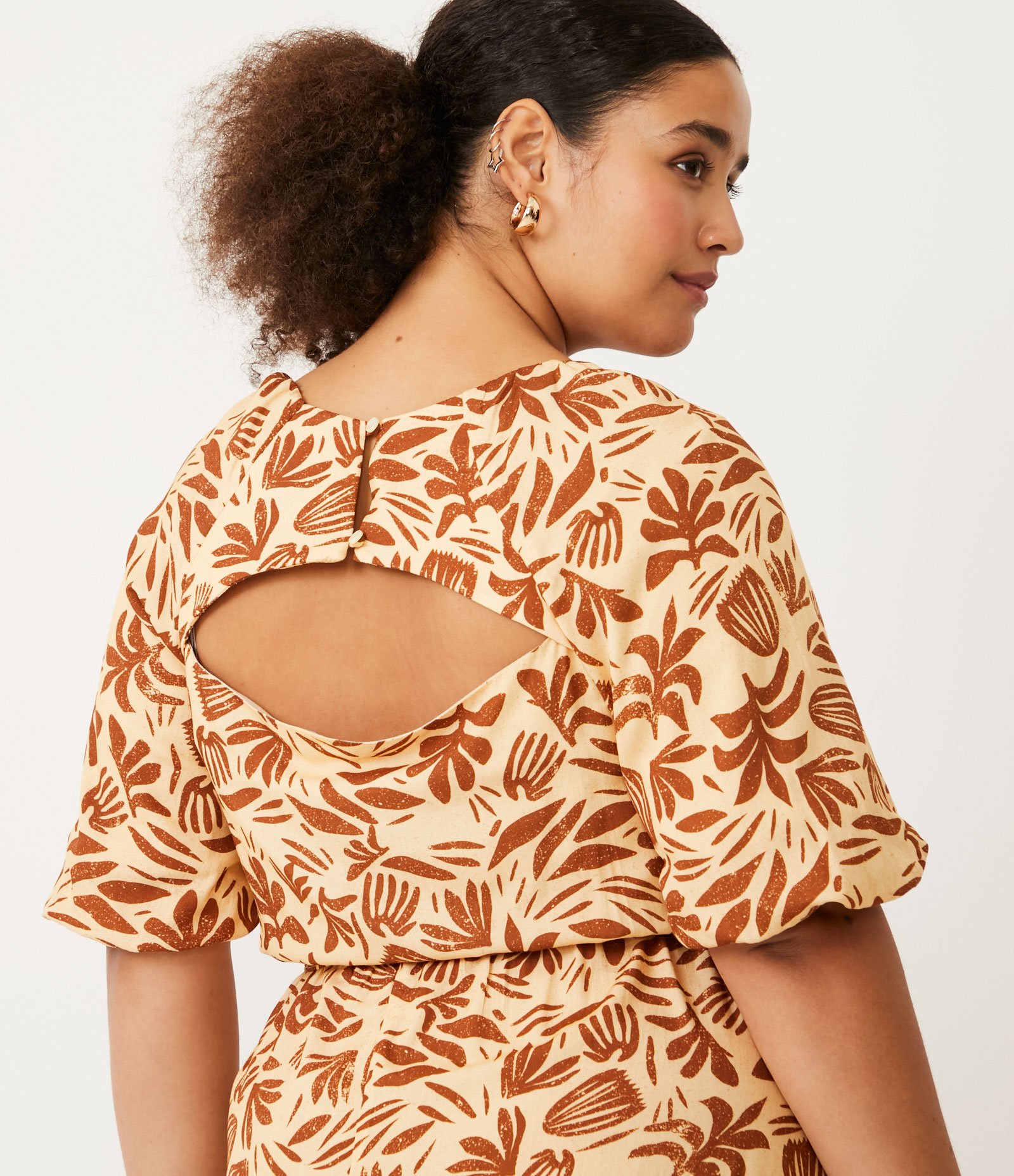 Vestido Curto em Viscose com Estampa Folhagens Curve & Plus Size Marrom 5