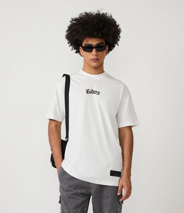 Remera Relaxed en Media Malla con Estampado Riders 03 Blanco 3