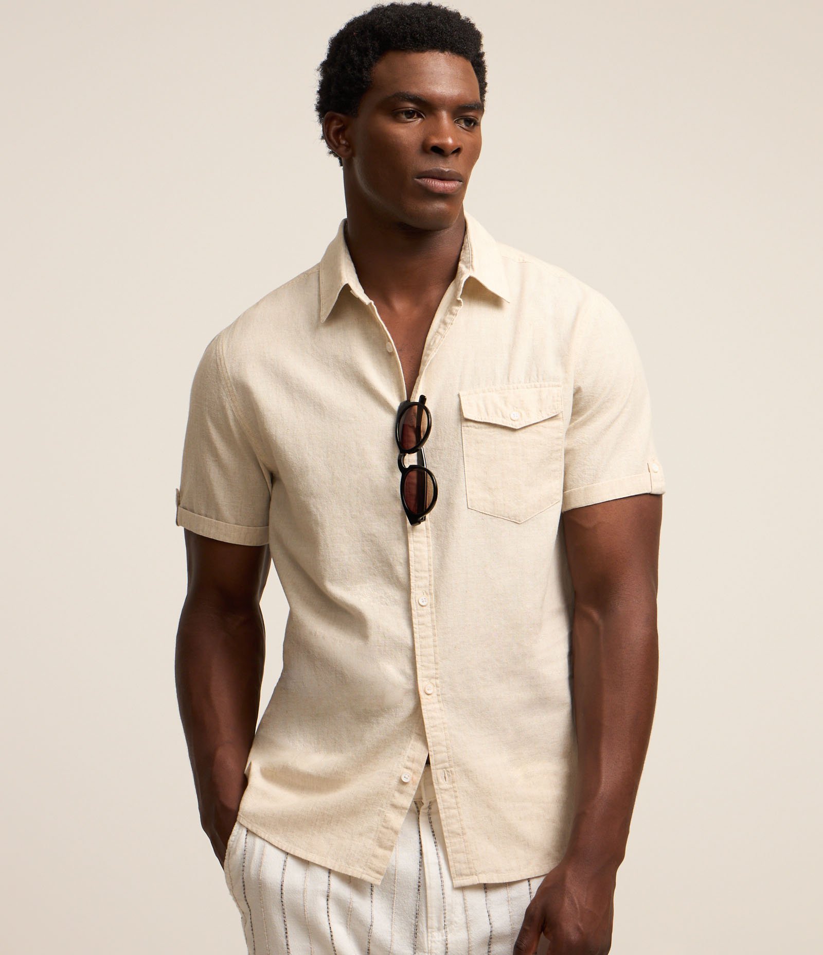 Camisa Comfort em Linho com Bolso e Dobra na Manga Off White 1