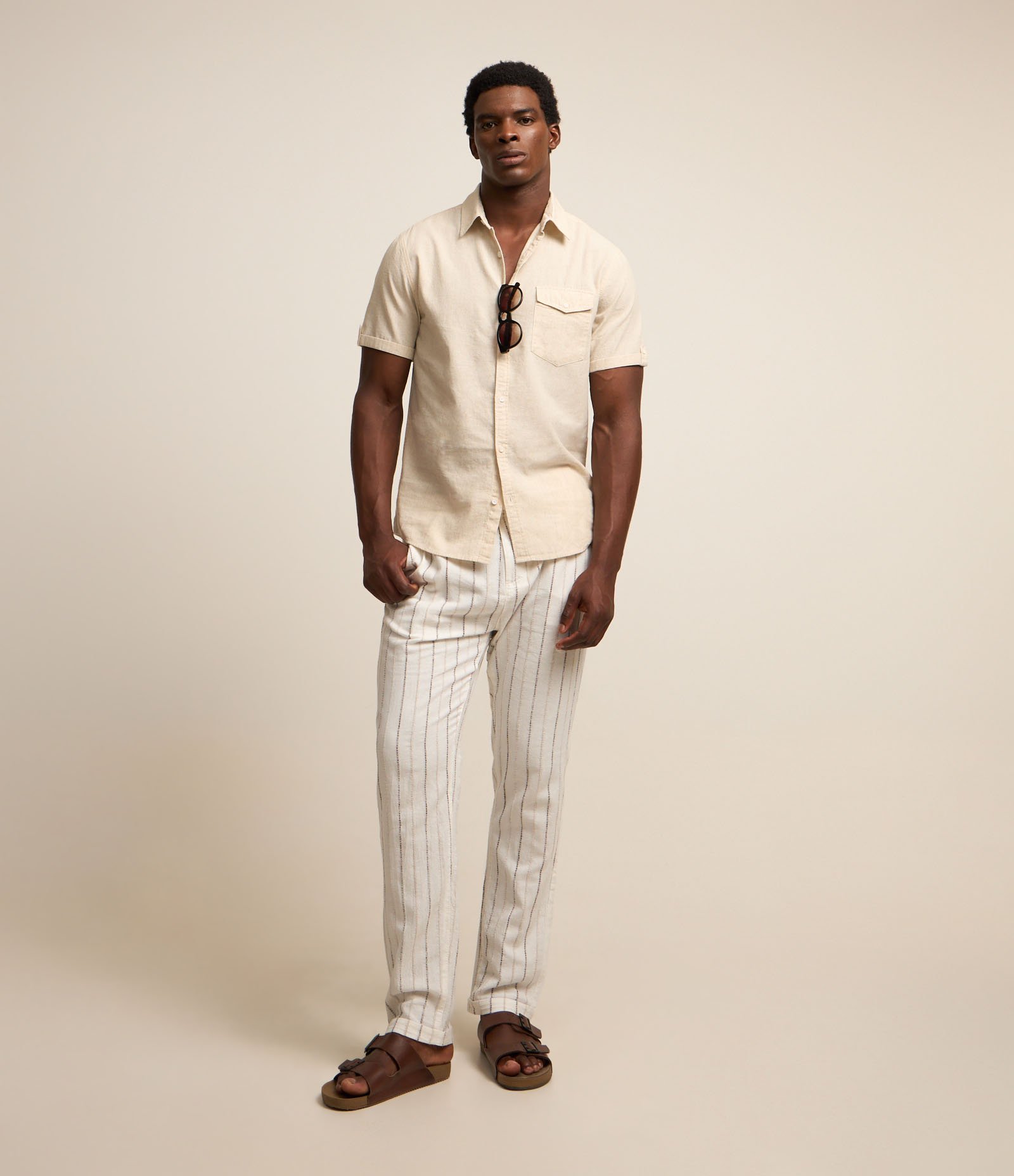 Camisa Comfort em Linho com Bolso e Dobra na Manga Off White 2