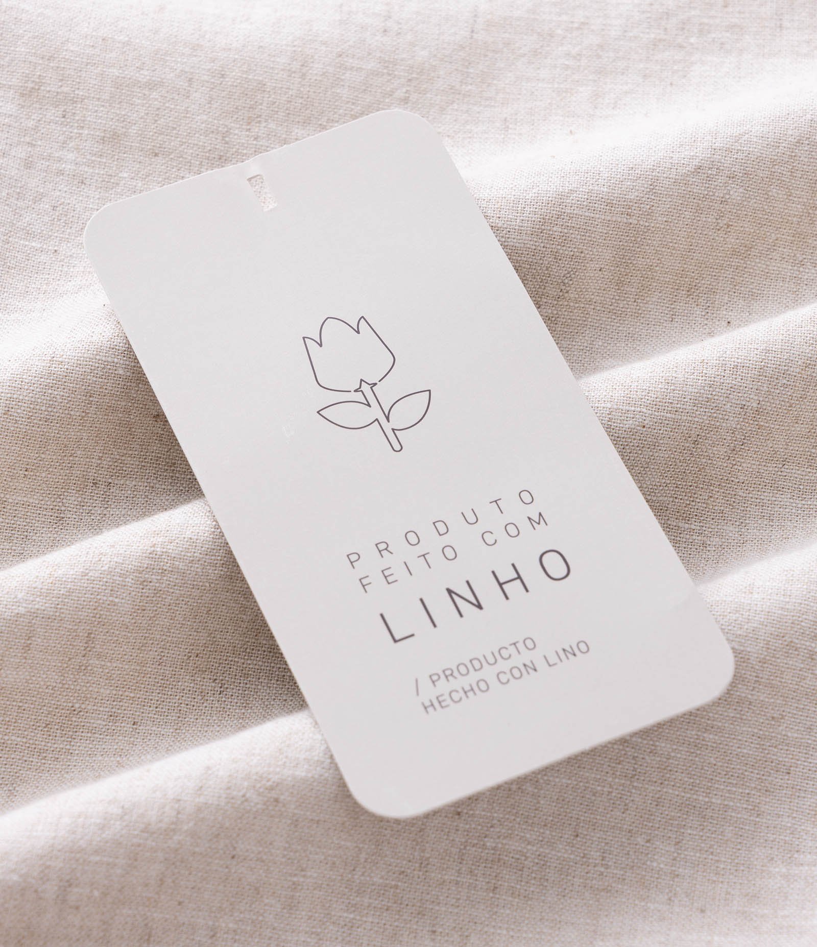 Camisa Comfort em Linho com Bolso e Dobra na Manga Off White 10