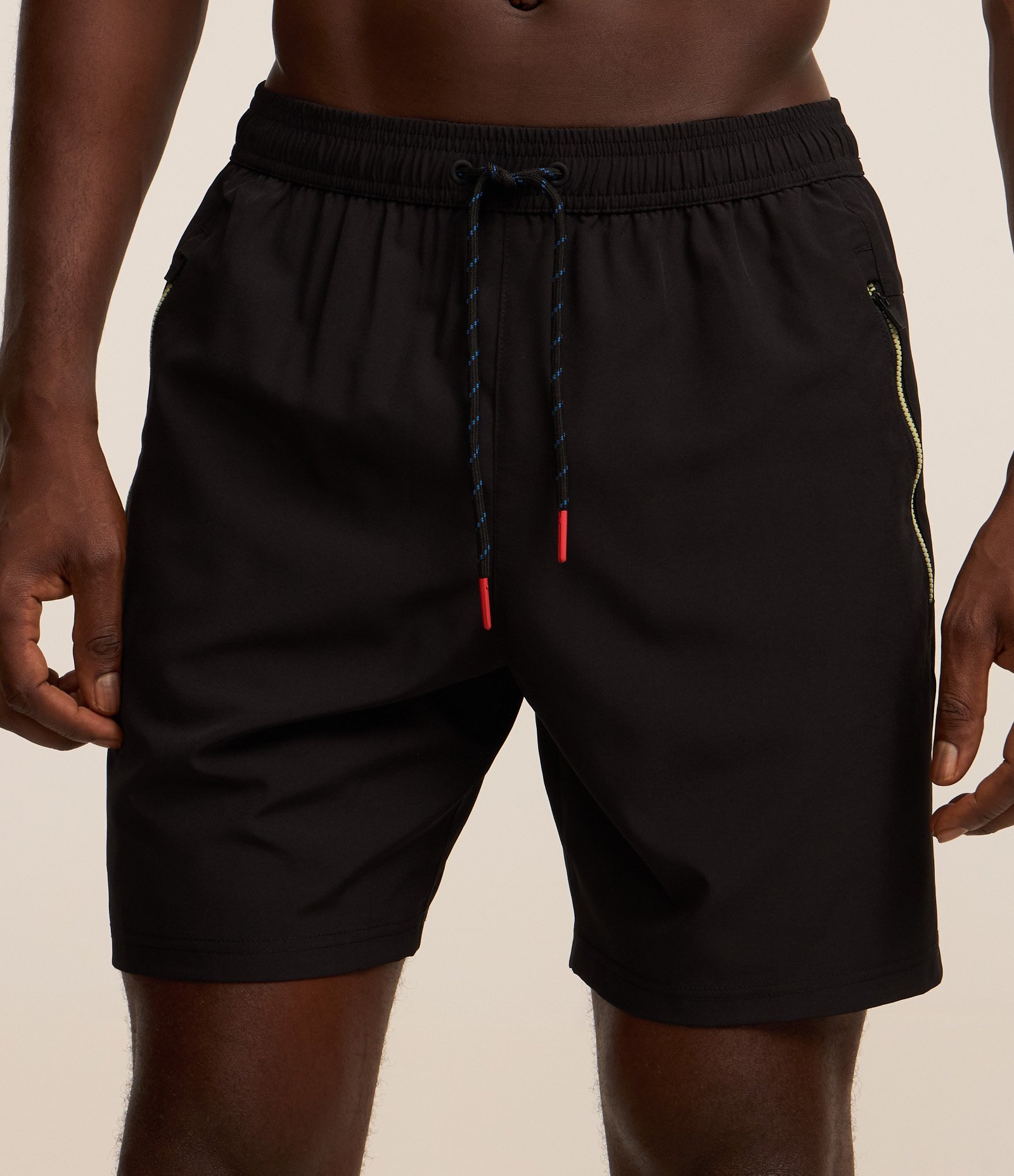 Bermuda Esportiva com Blocos de Cor e Bolsos com Zíper Preto 2