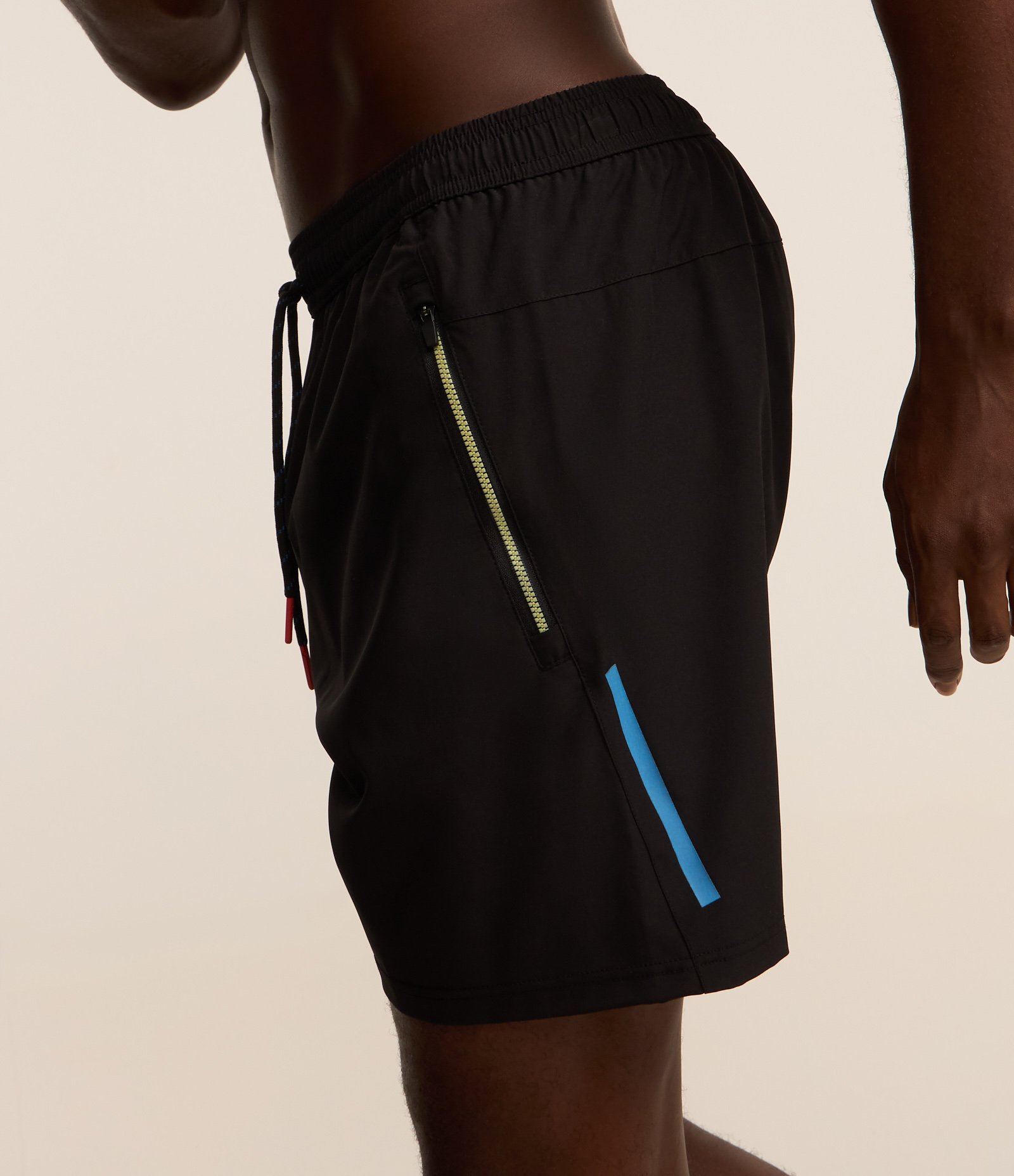 Bermuda Esportiva com Blocos de Cor e Bolsos com Zíper Preto 3