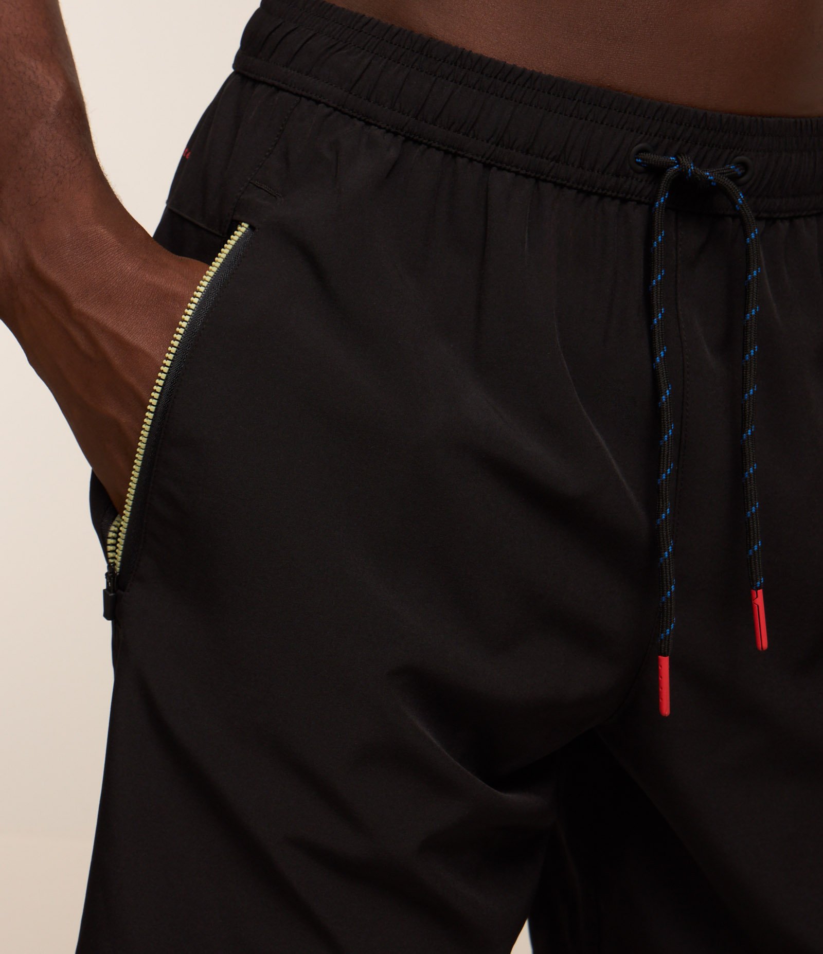 Bermuda Esportiva com Blocos de Cor e Bolsos com Zíper Preto 4