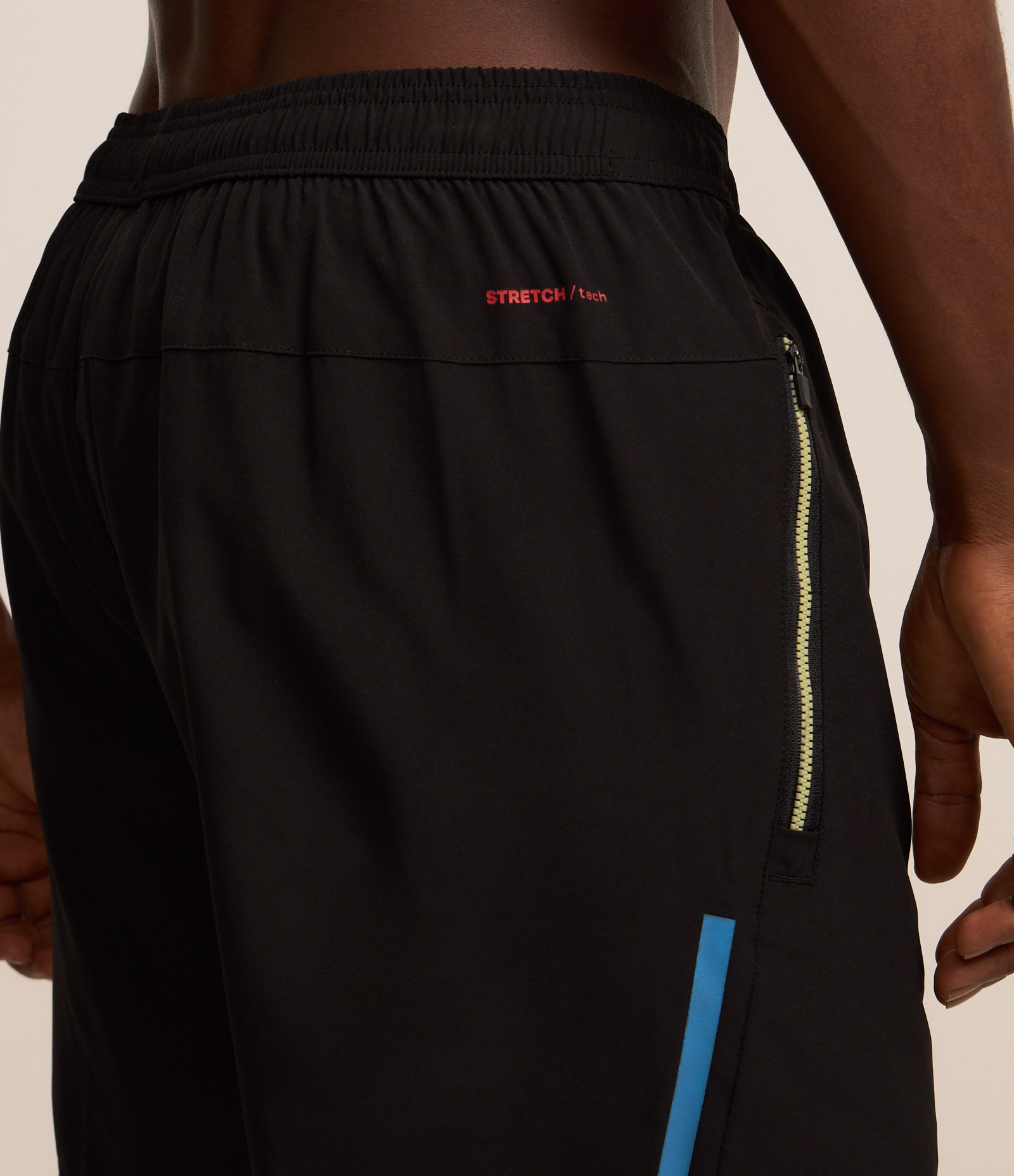 Bermuda Esportiva com Blocos de Cor e Bolsos com Zíper Preto 5