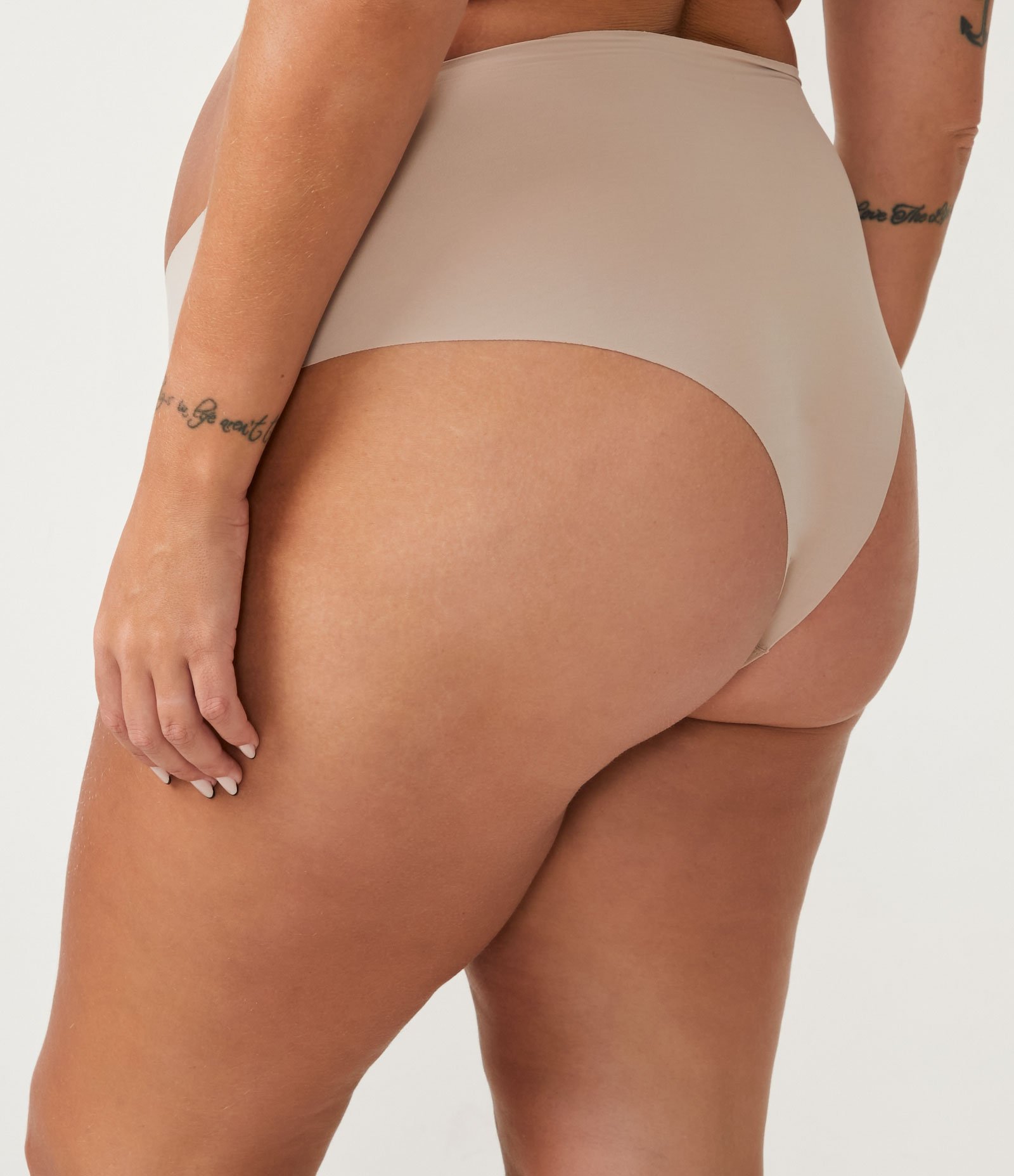 Calcinha Biquíni Conforto com Corte a Fio Curve & Plus Size Bege claro 2