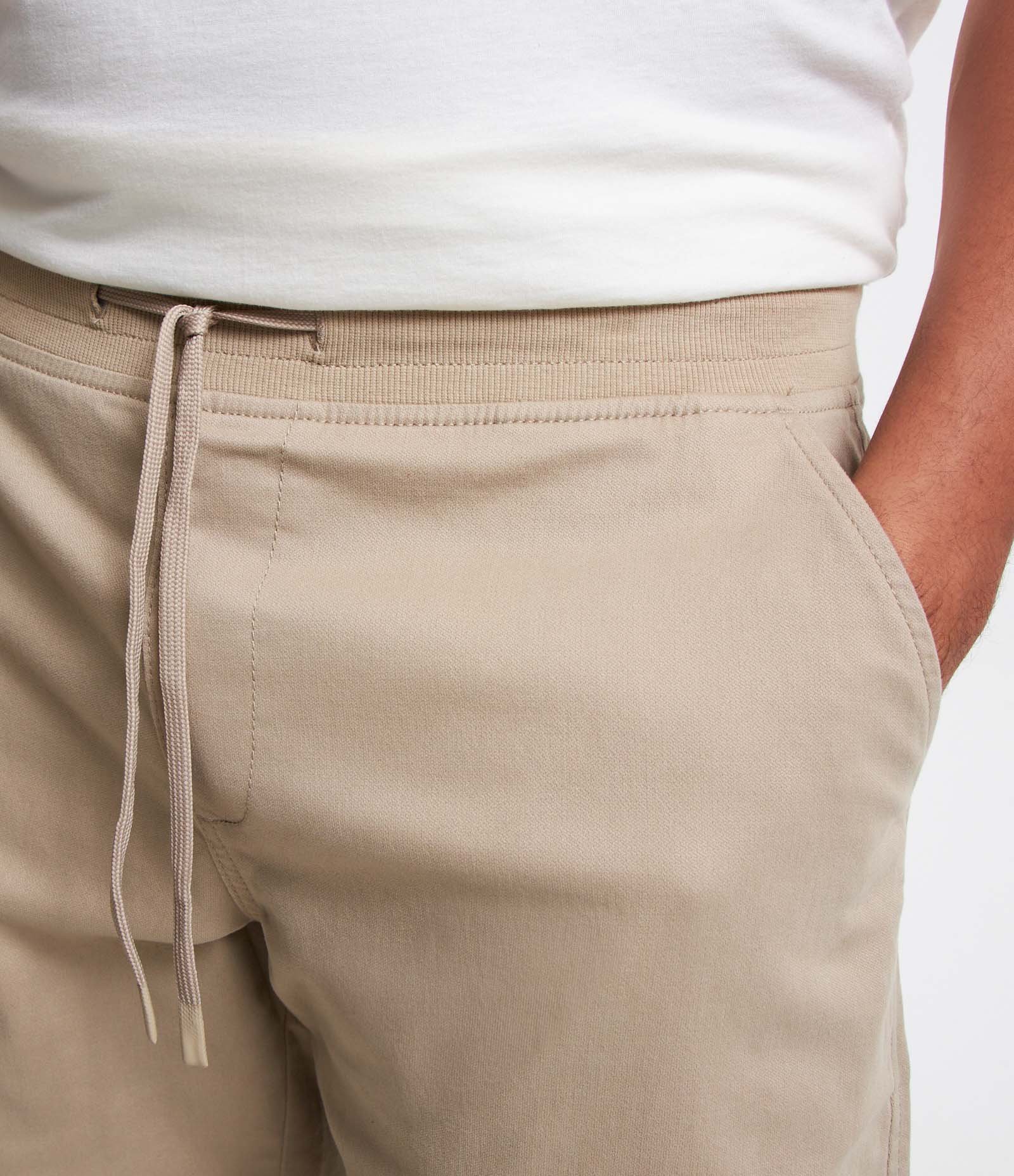 Bermuda Regular Slim em Sarja com Cós Elástico e Bolsos 4